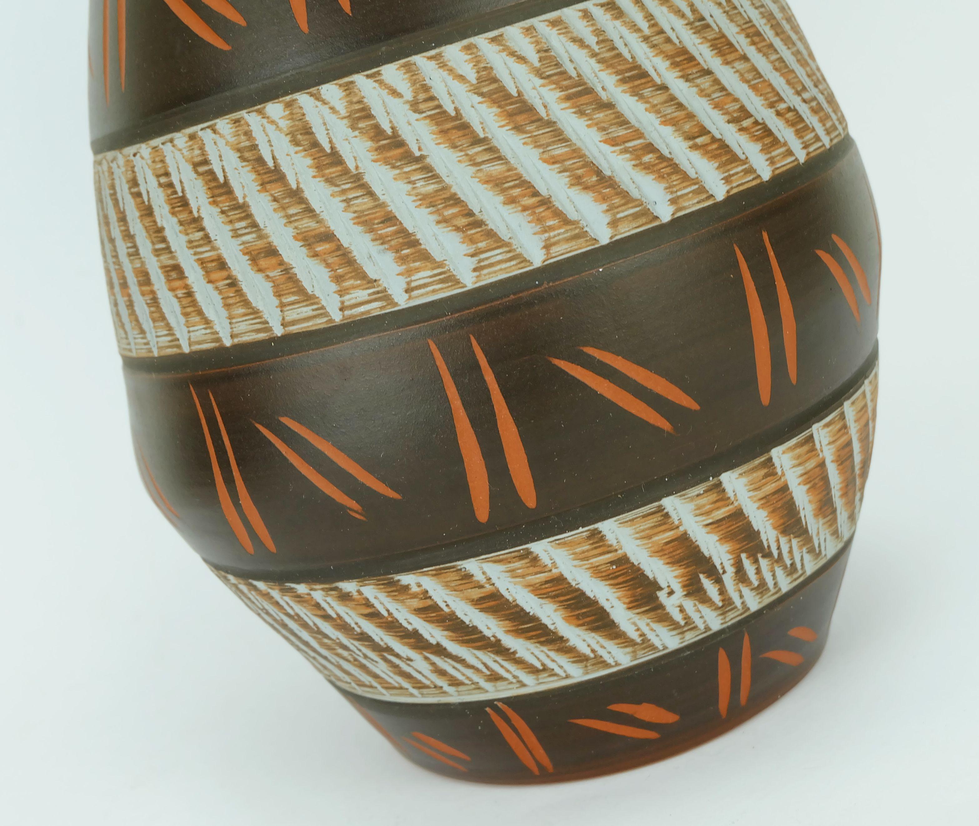 Metà XX secolo Vaso akru keramik mid century del 1950 con decorazione a graffito modello 10 30 in vendita