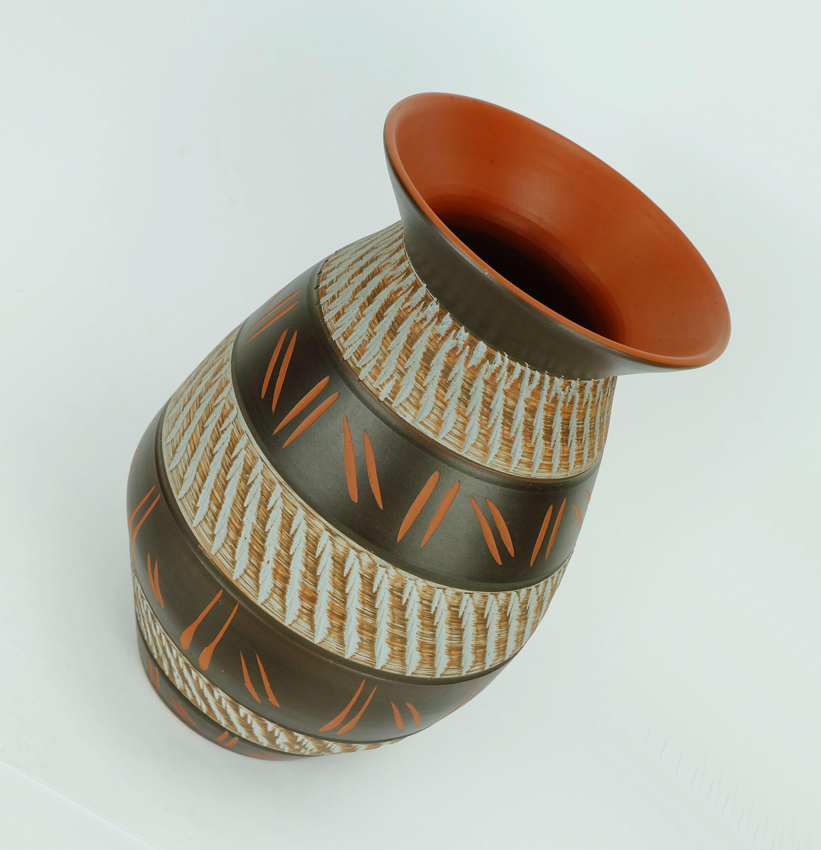 Ceramica Vaso akru keramik mid century del 1950 con decorazione a graffito modello 10 30 in vendita