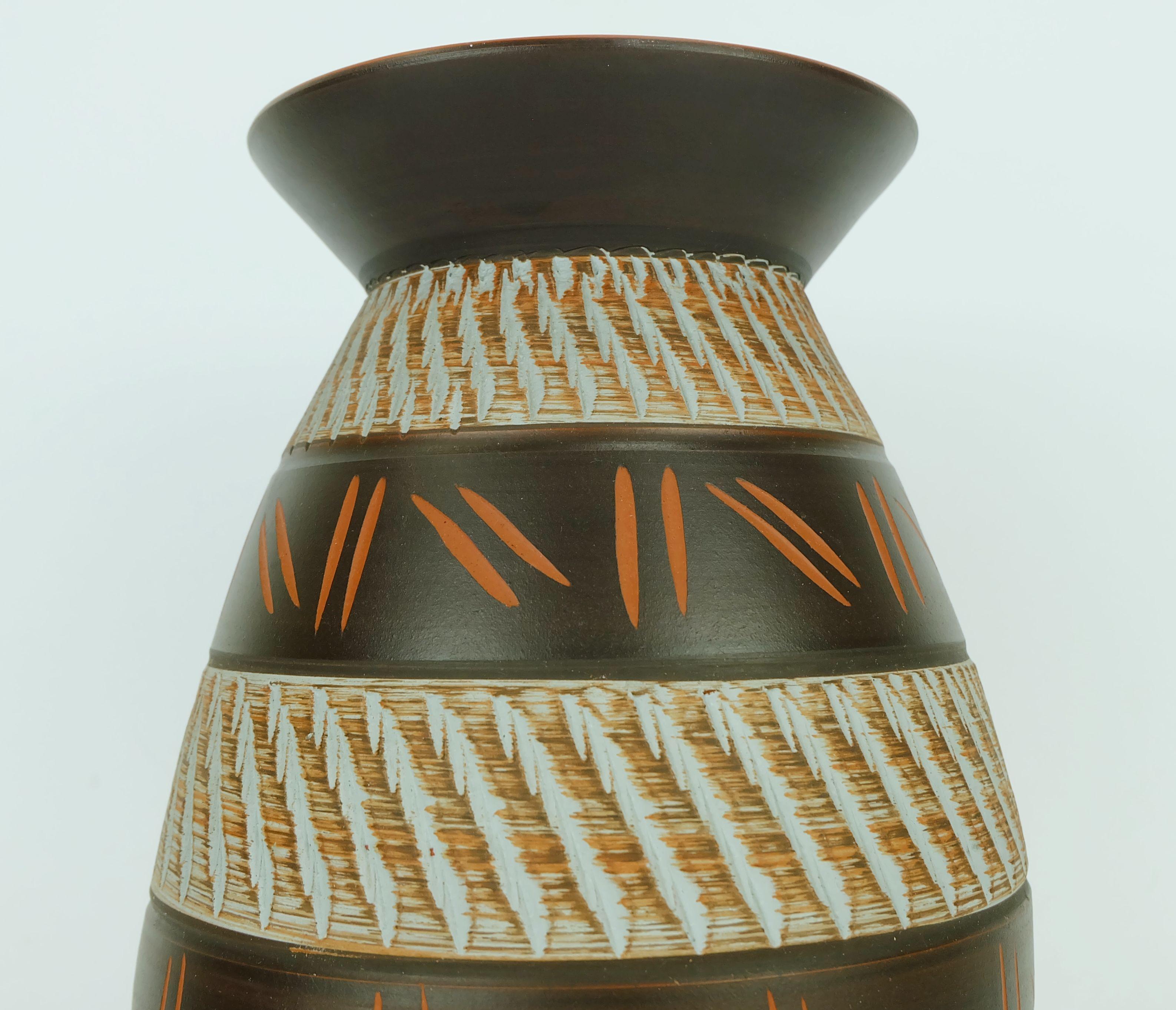 Vaso akru keramik mid century del 1950 con decorazione a graffito modello 10 30 in vendita 1