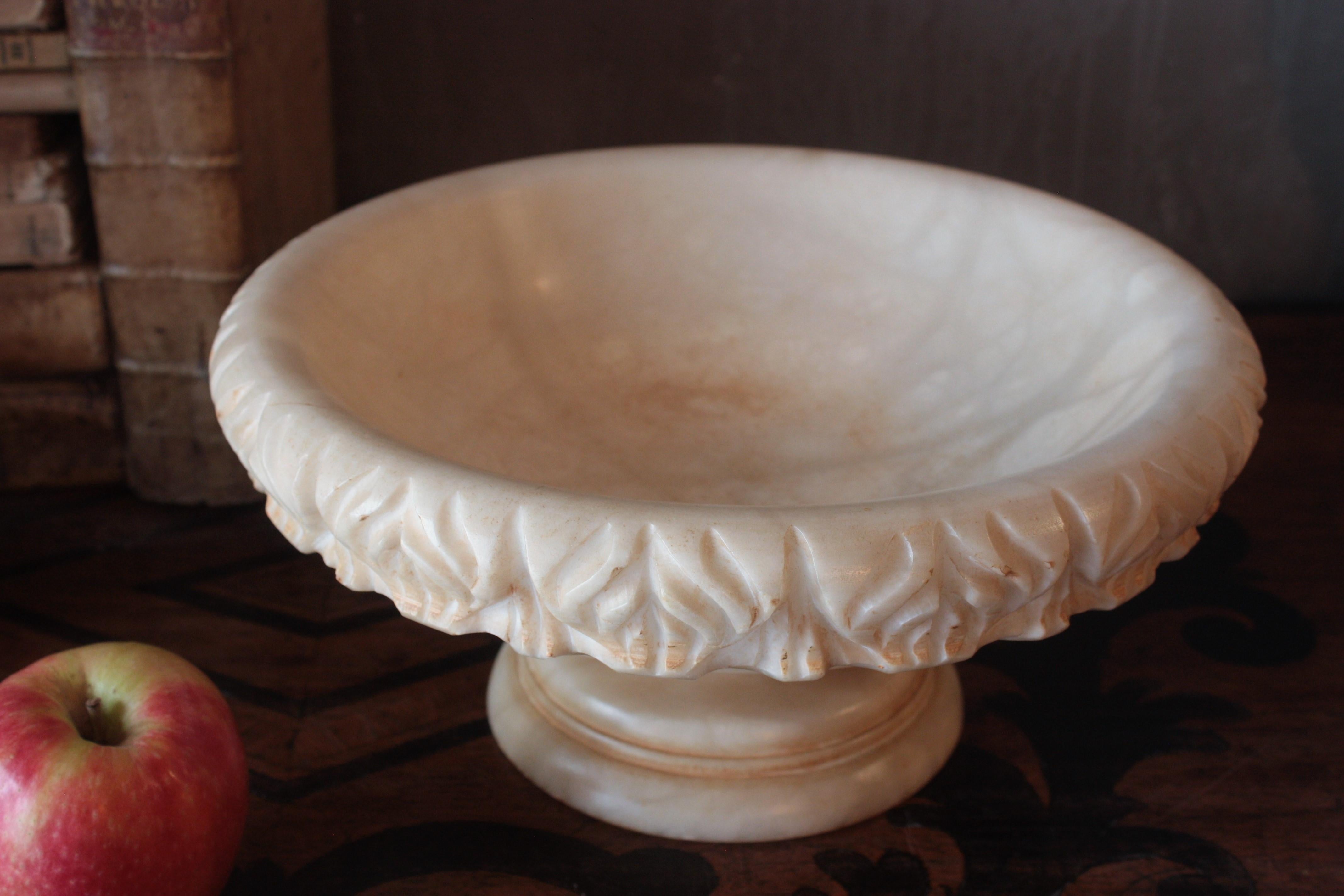 Grand bol ou tazza en albâtre sculpté espagnol, années 1950 en vente 3
