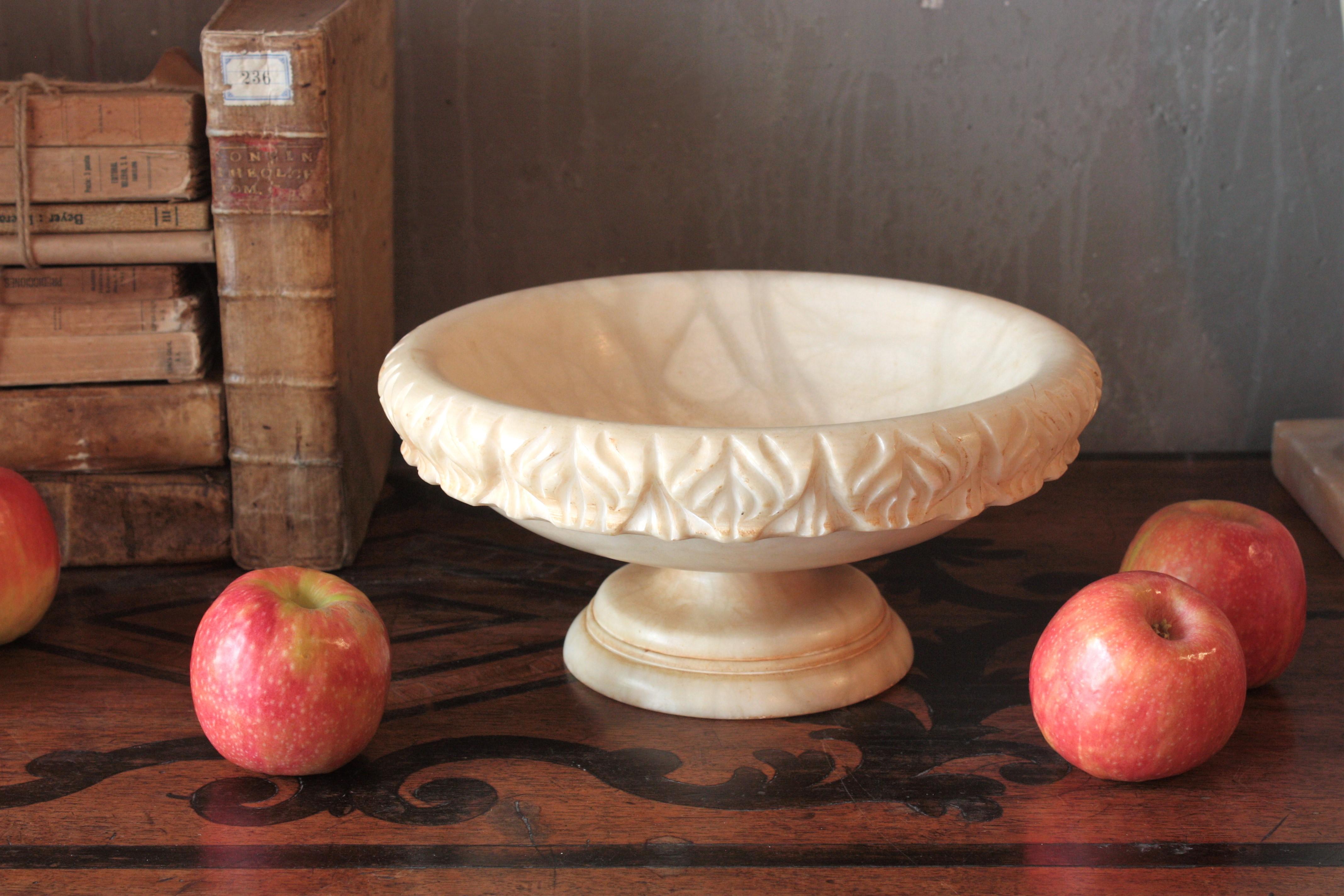 Grand bol ou tazza en albâtre sculpté espagnol, années 1950 en vente 4
