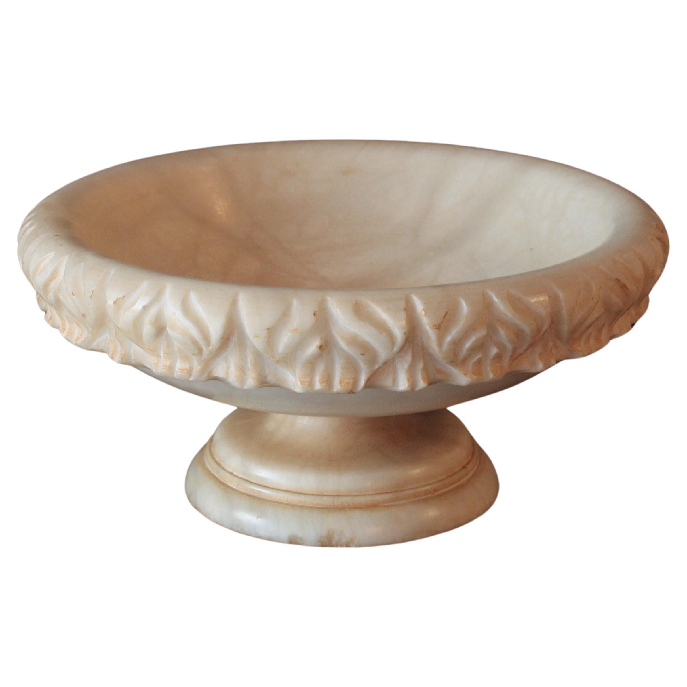 Remarquable tazza / bol à pied en albâtre sculpté, Espagne, années 1950.
Albâtre sculpté à la main avec des motifs de feuillage et une base à pied.
Magnifique pour être utilisé comme coupe à fruits, centre de table décoratif ou vide-poche
Parfait
