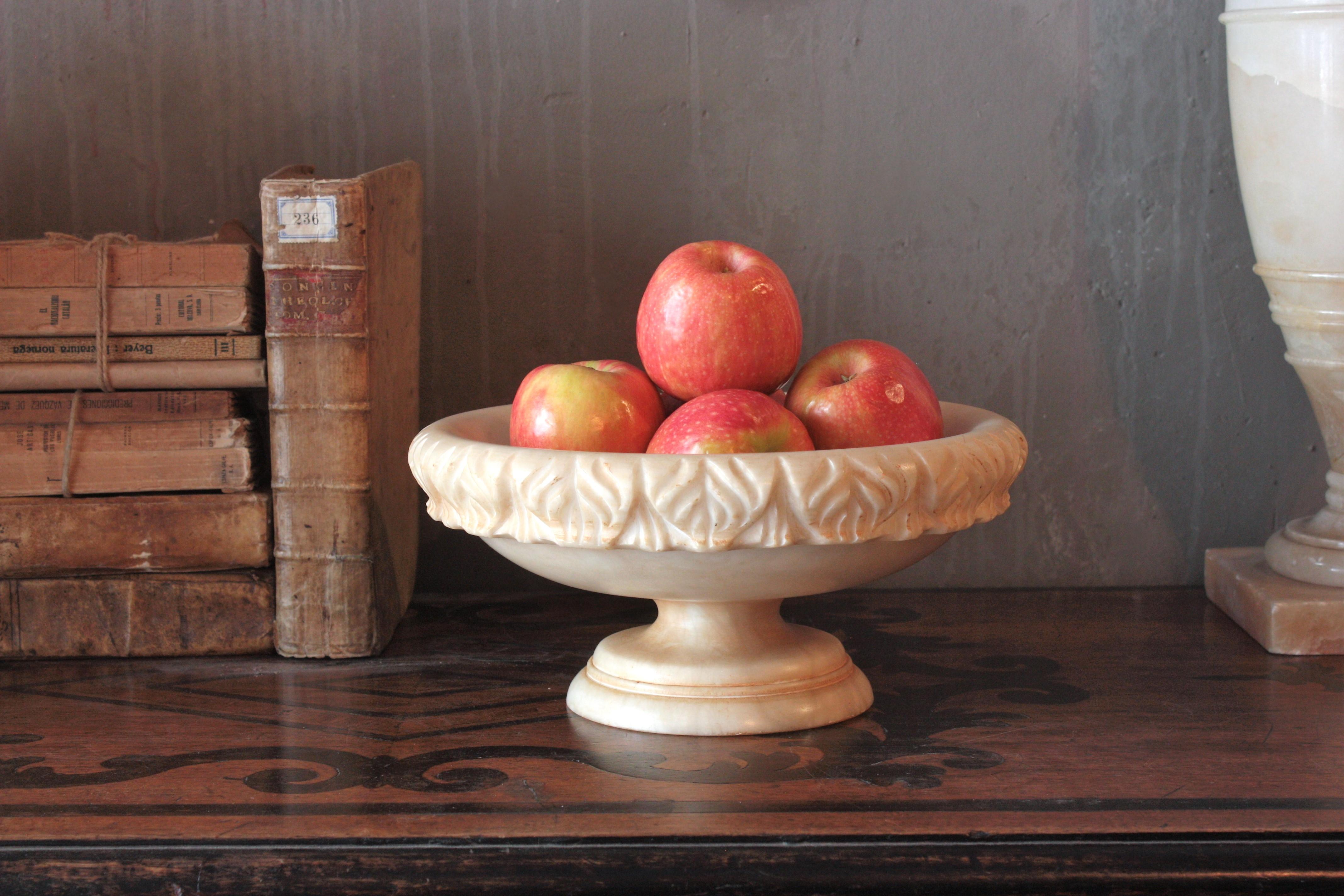 Mid-Century Modern Grand bol ou tazza en albâtre sculpté espagnol, années 1950 en vente