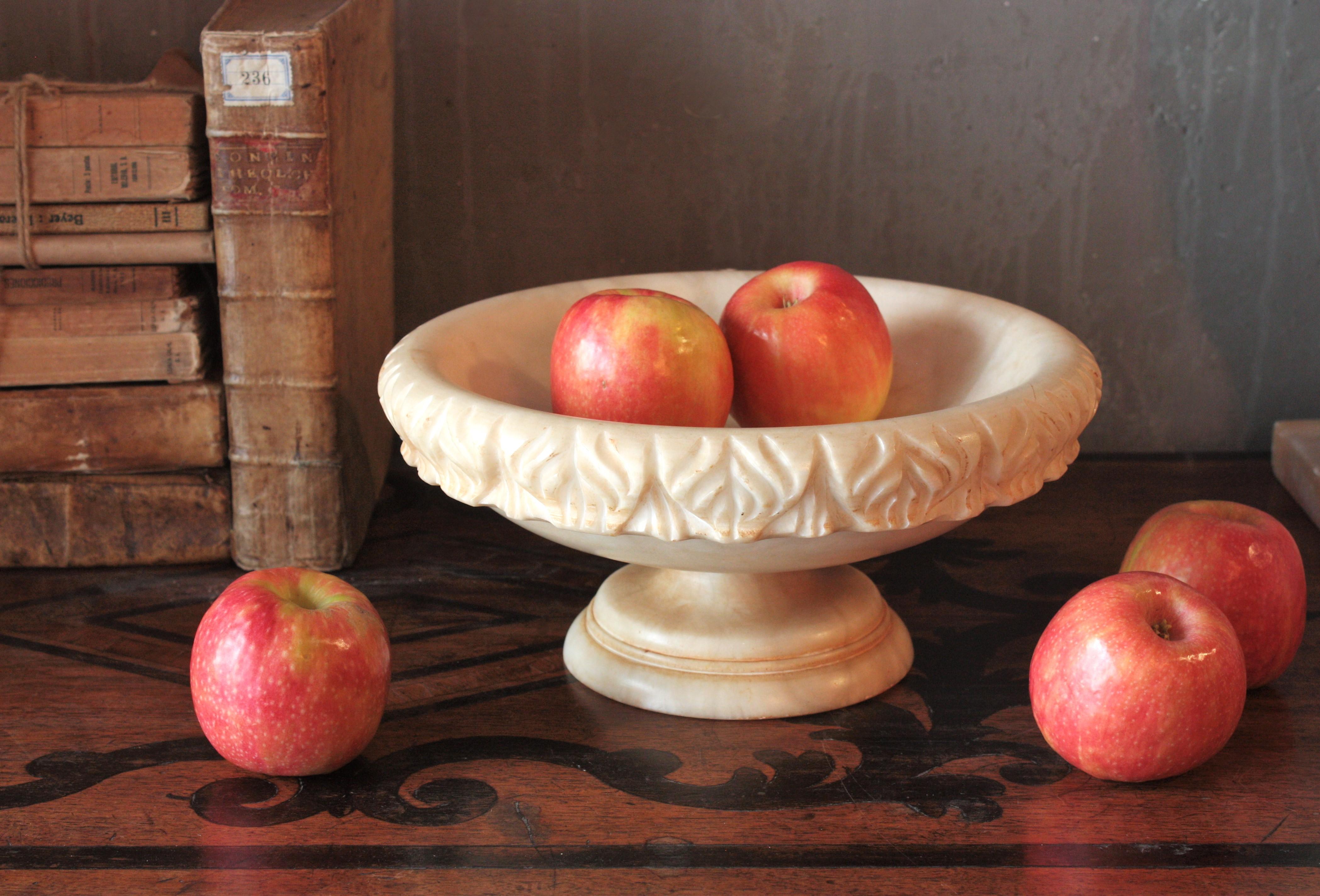 20ième siècle Grand bol ou tazza en albâtre sculpté espagnol, années 1950 en vente