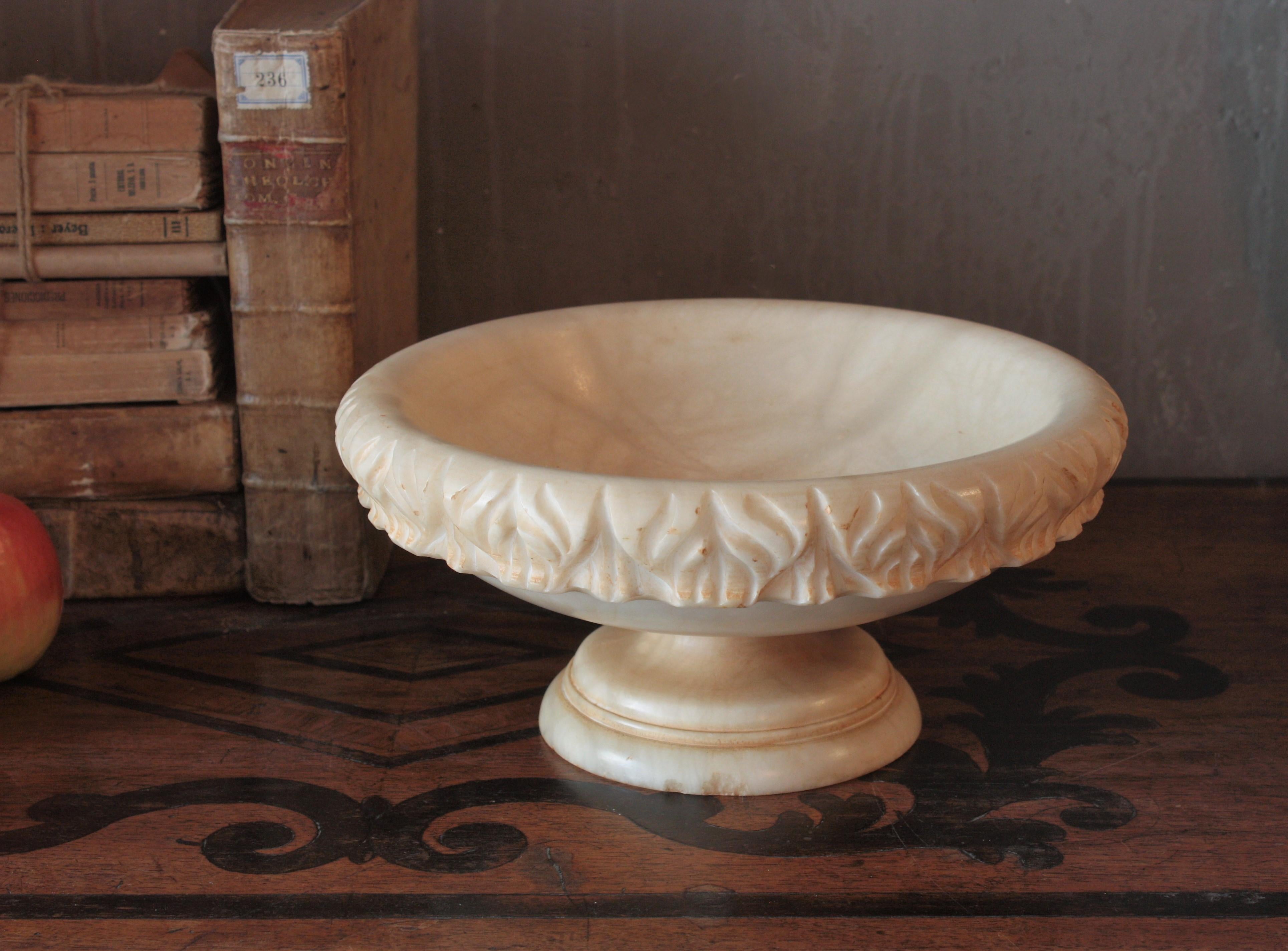 Albâtre Grand bol ou tazza en albâtre sculpté espagnol, années 1950 en vente