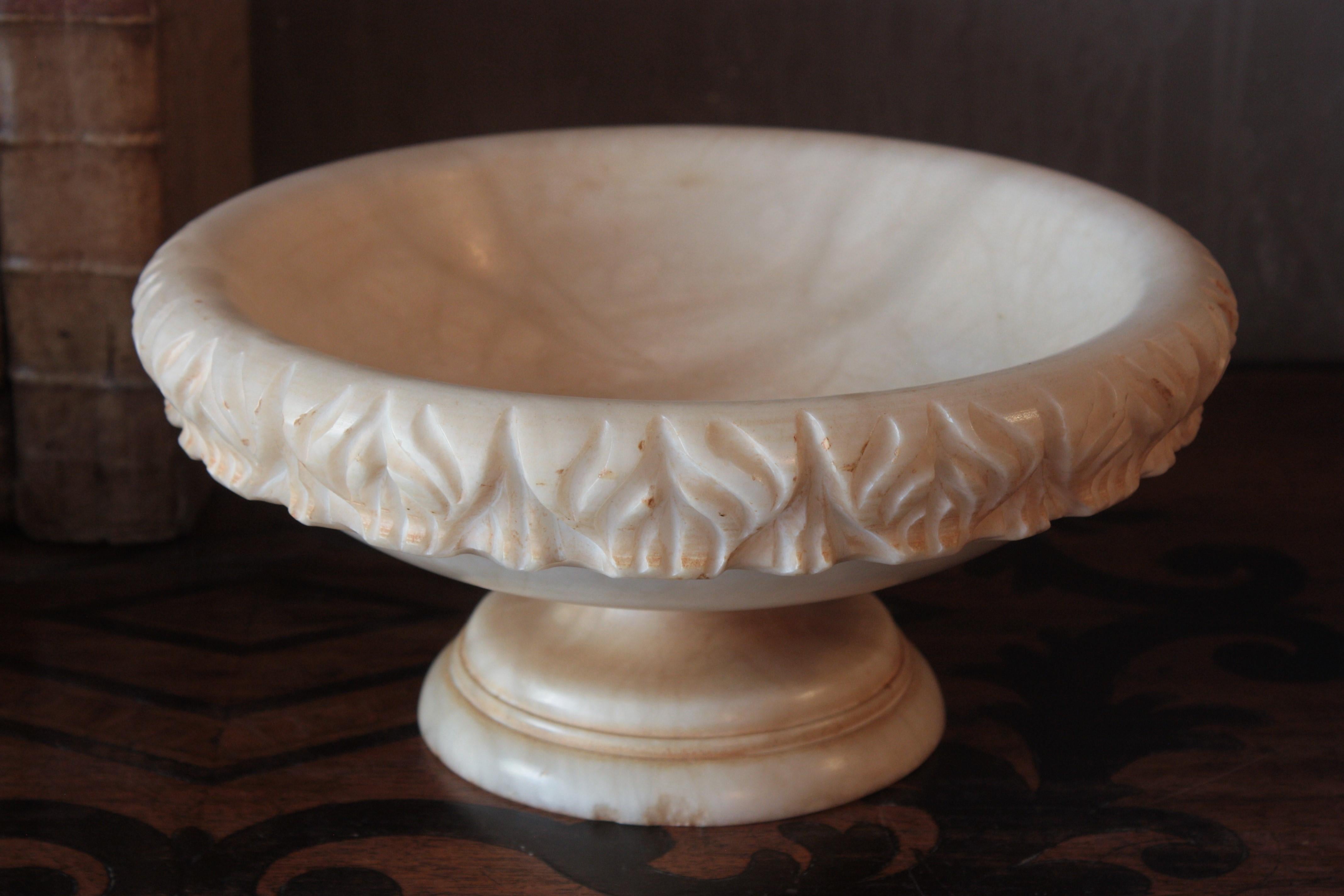 Grand bol ou tazza en albâtre sculpté espagnol, années 1950 en vente 1