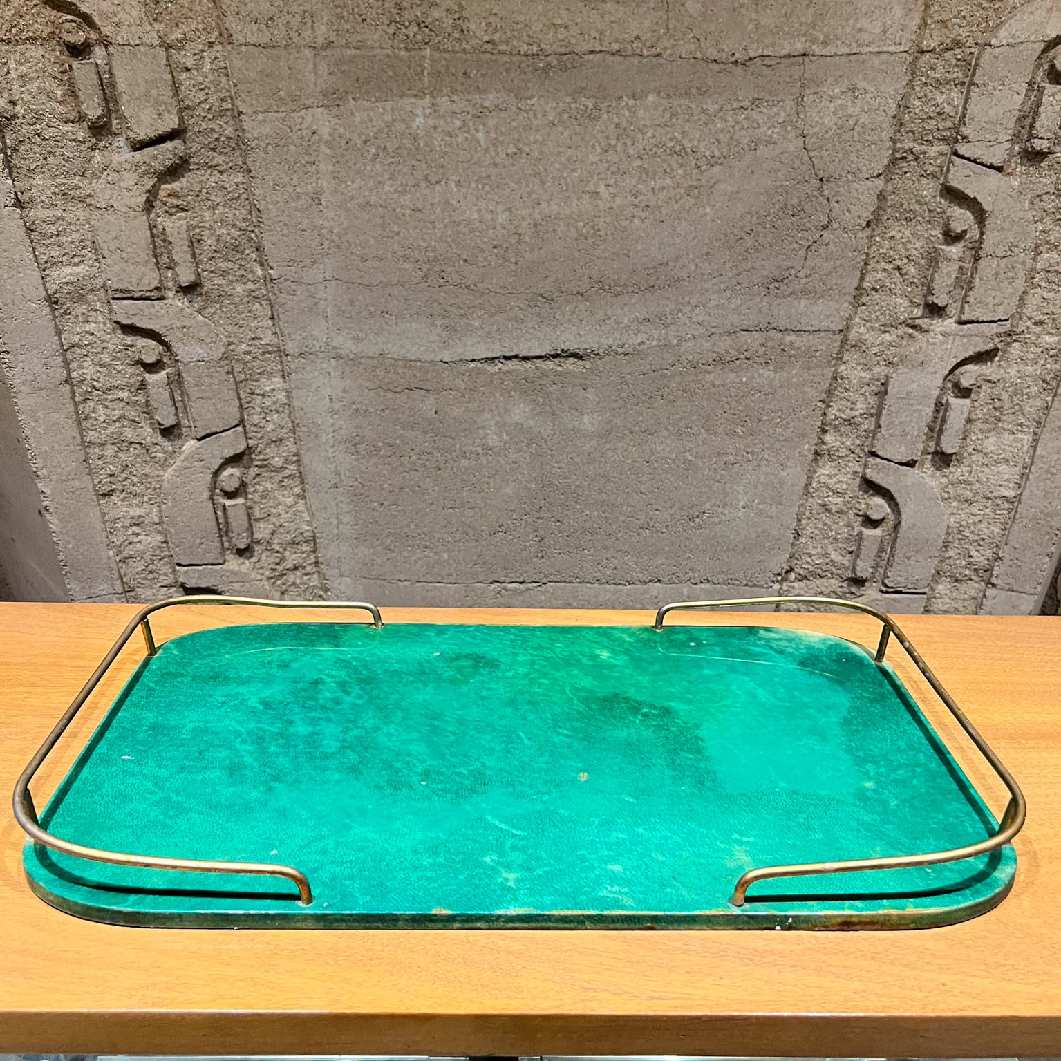 Vassoio da portata Greene & Greene di Aldo Tura del 1950 in pelle di capra laccata
22,25 l x 13 p x 2
Condizioni originali d'epoca non restaurate
Fai riferimento a tutte le immagini per i dettagli.
