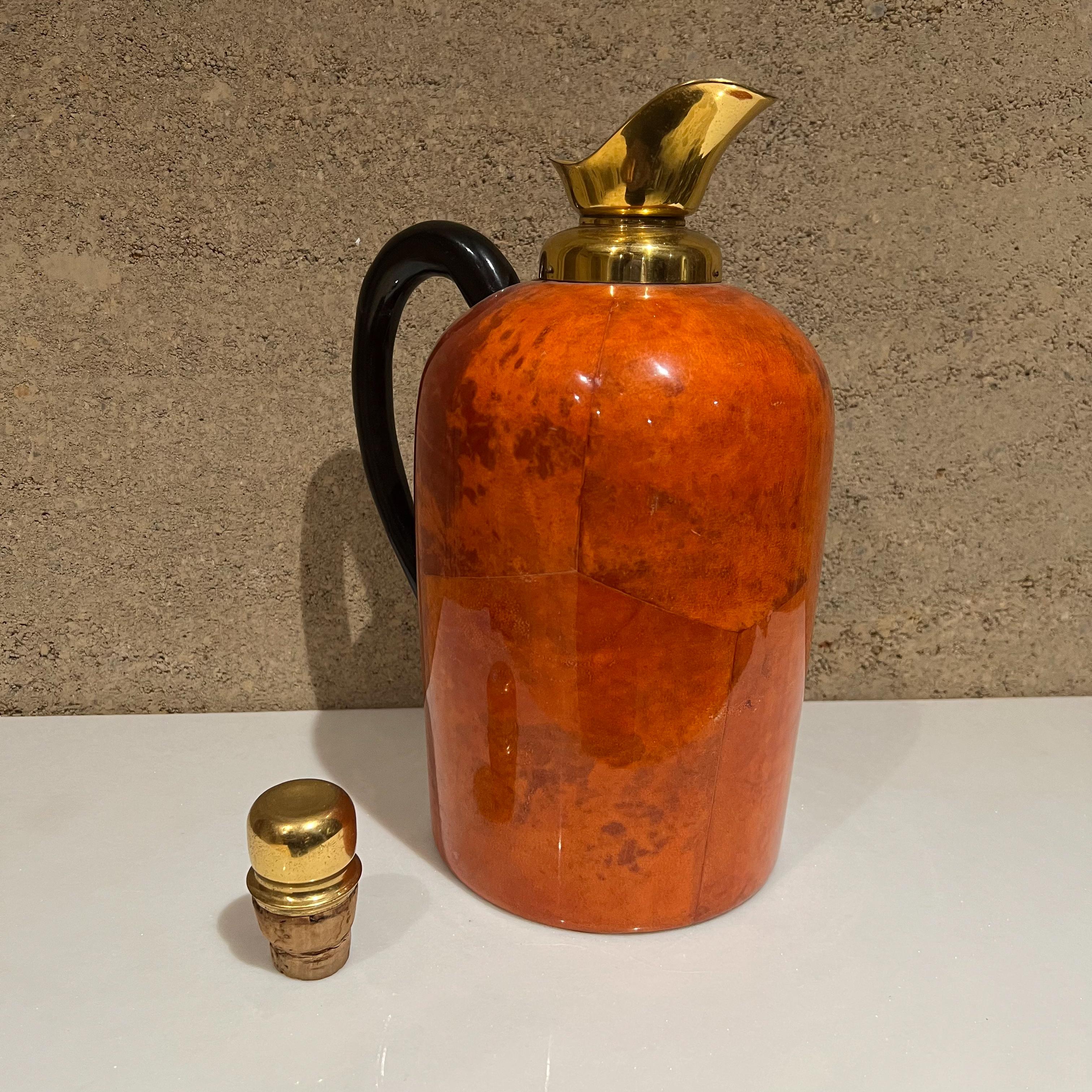 italien 1950 Aldo Tura Macabo Fancy Red Thermos Pitcher Carafe Goatkin & Brass en vente