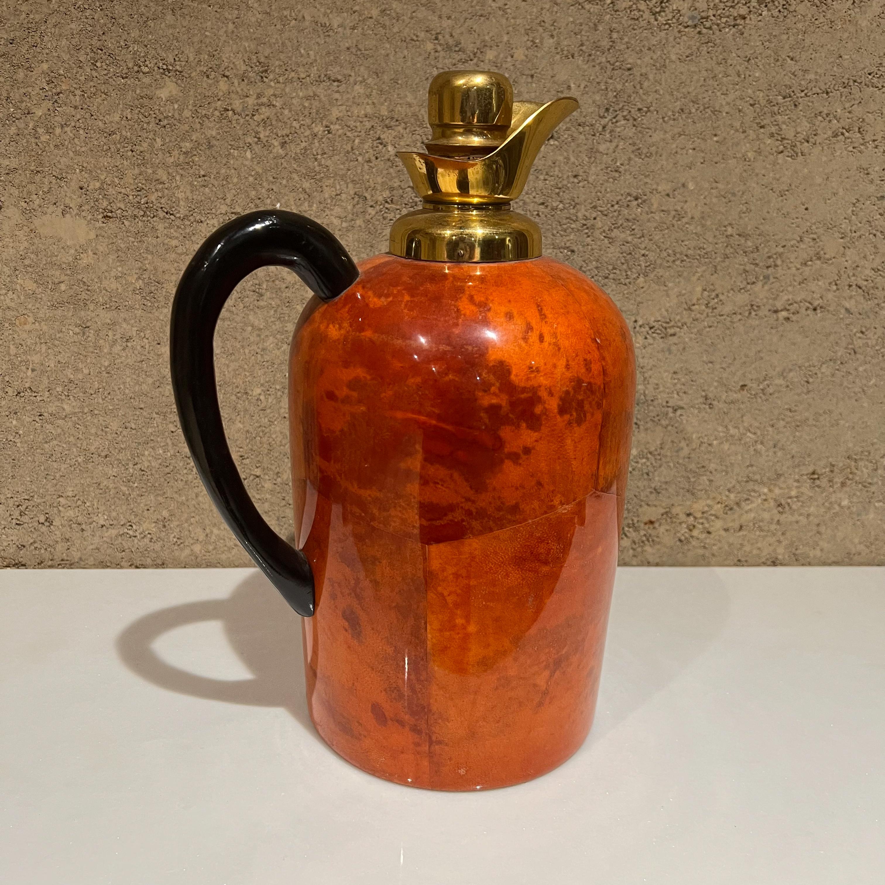 Laiton 1950 Aldo Tura Macabo Fancy Red Thermos Pitcher Carafe Goatkin & Brass en vente