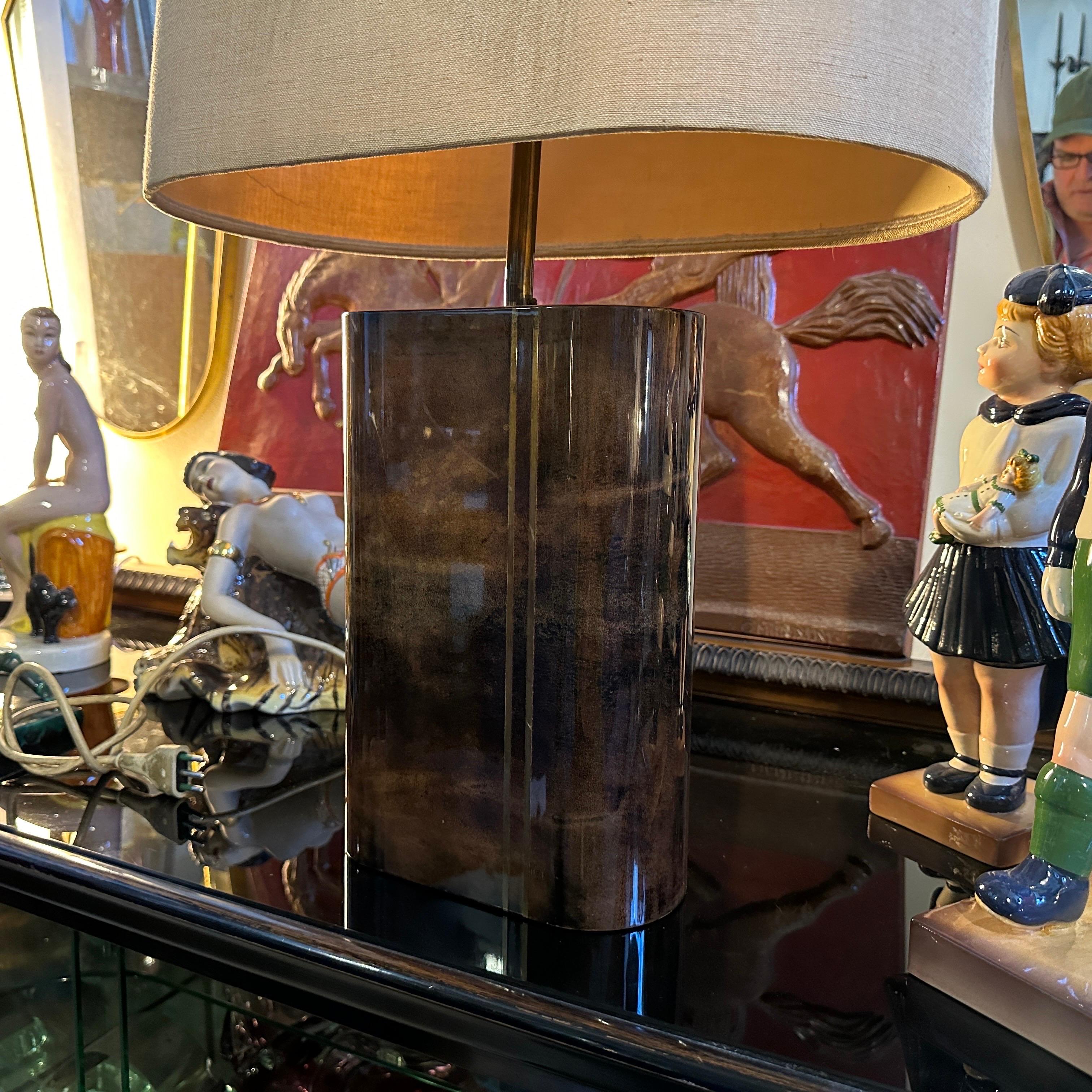 1950s Aldo Tura Mid-Century Modern Brown Goatskin and Brass Italian Table Lamp For Sale 2