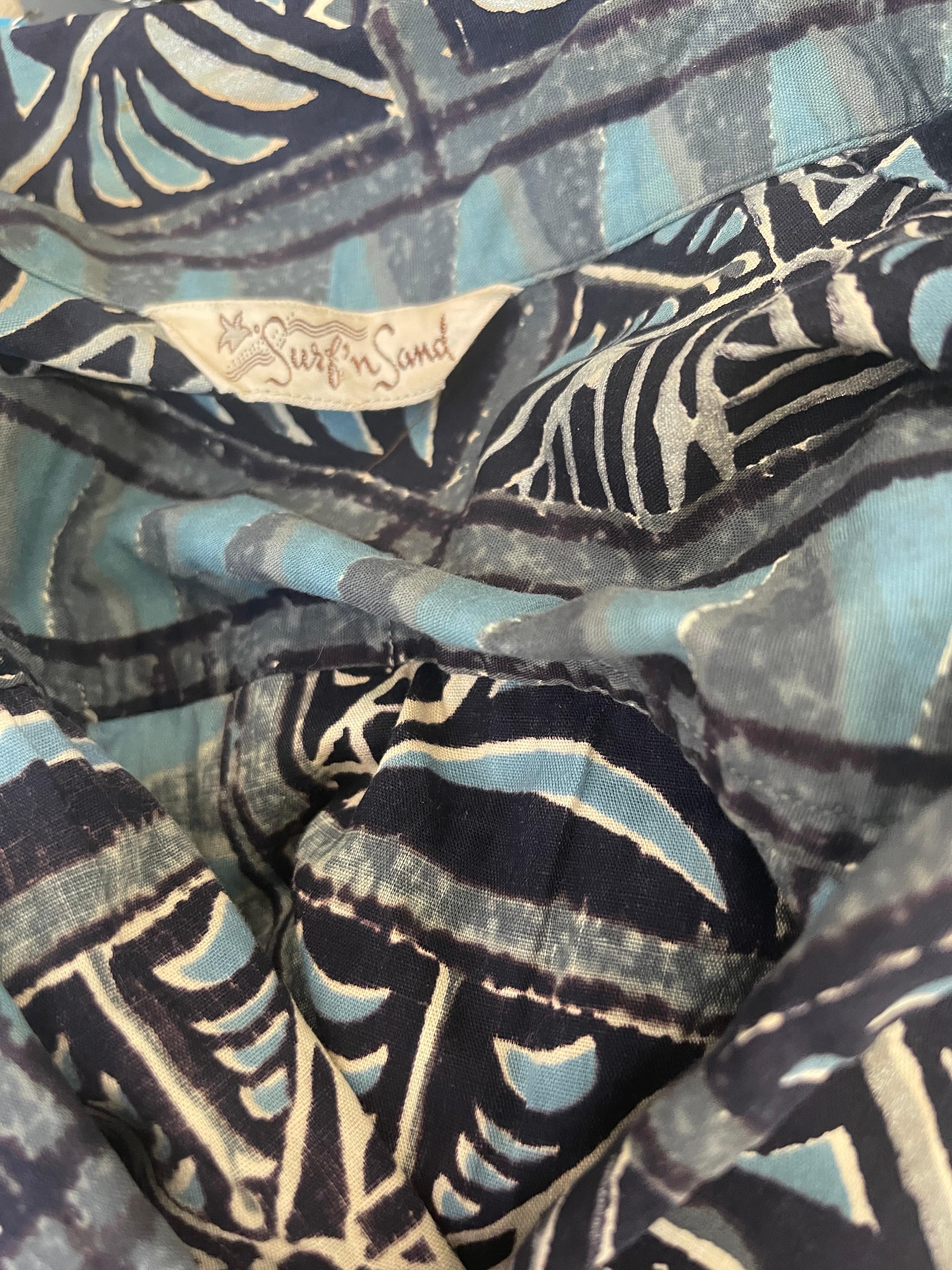 Schickes und super seltenes ALFRED SHAHEEN Surf n' Sand Kleid aus handbedruckter Baumwolle aus den 1950er Jahren! Mit Aloha-Hawaii-Drucken in wunderschönen Blautönen. POCKETS an jeder Seite der Hüfte. Vorne mit Knöpfen und verdecktem Haken- und