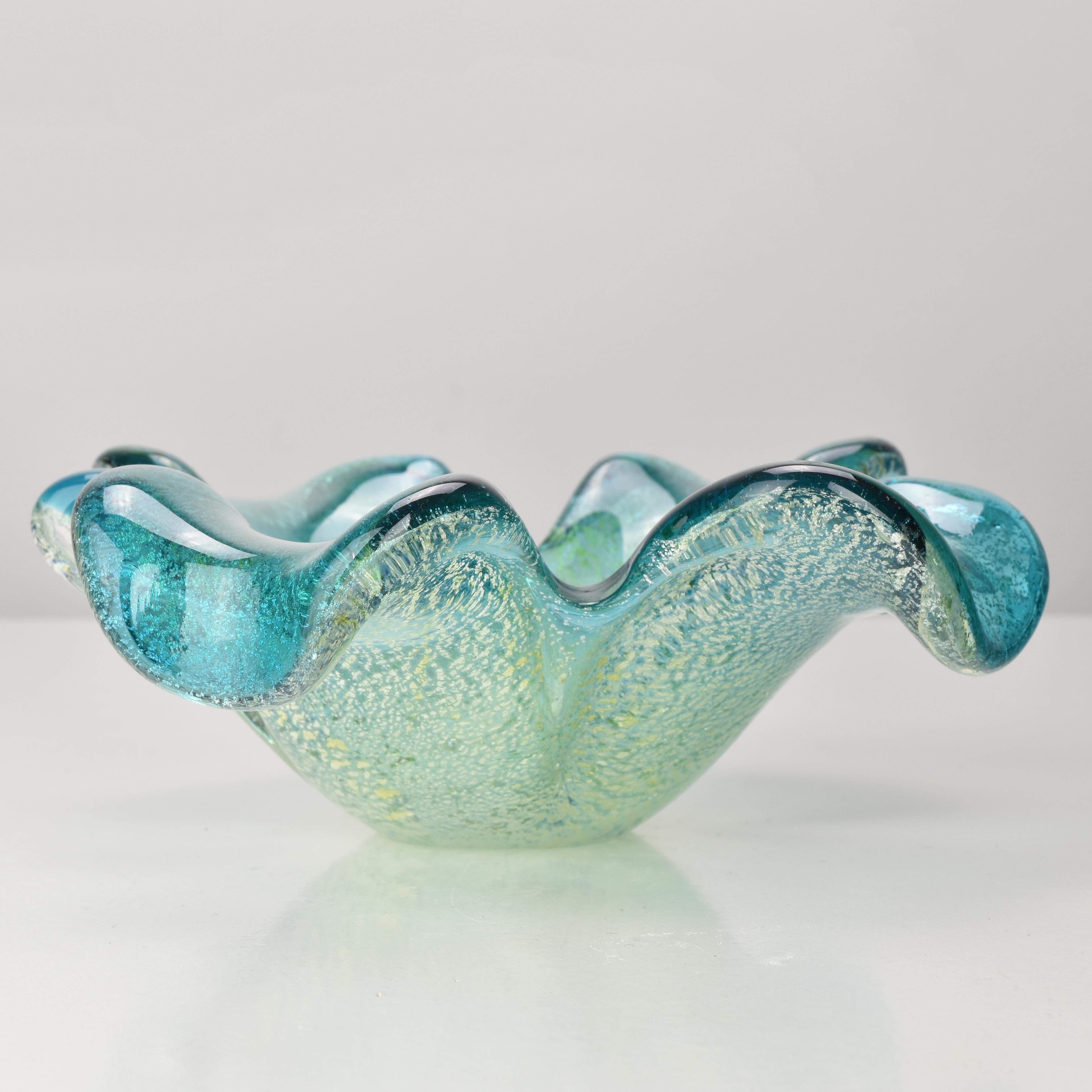 Cette exquise coupe en verre d'art de Murano, fabriquée par Alfredo Barbini dans les années 1950, présente une étonnante forme de feuille de trèfle rendue dans des tons vibrants d'aqua et de vert tendre. L'œuvre met en évidence la maîtrise du verre