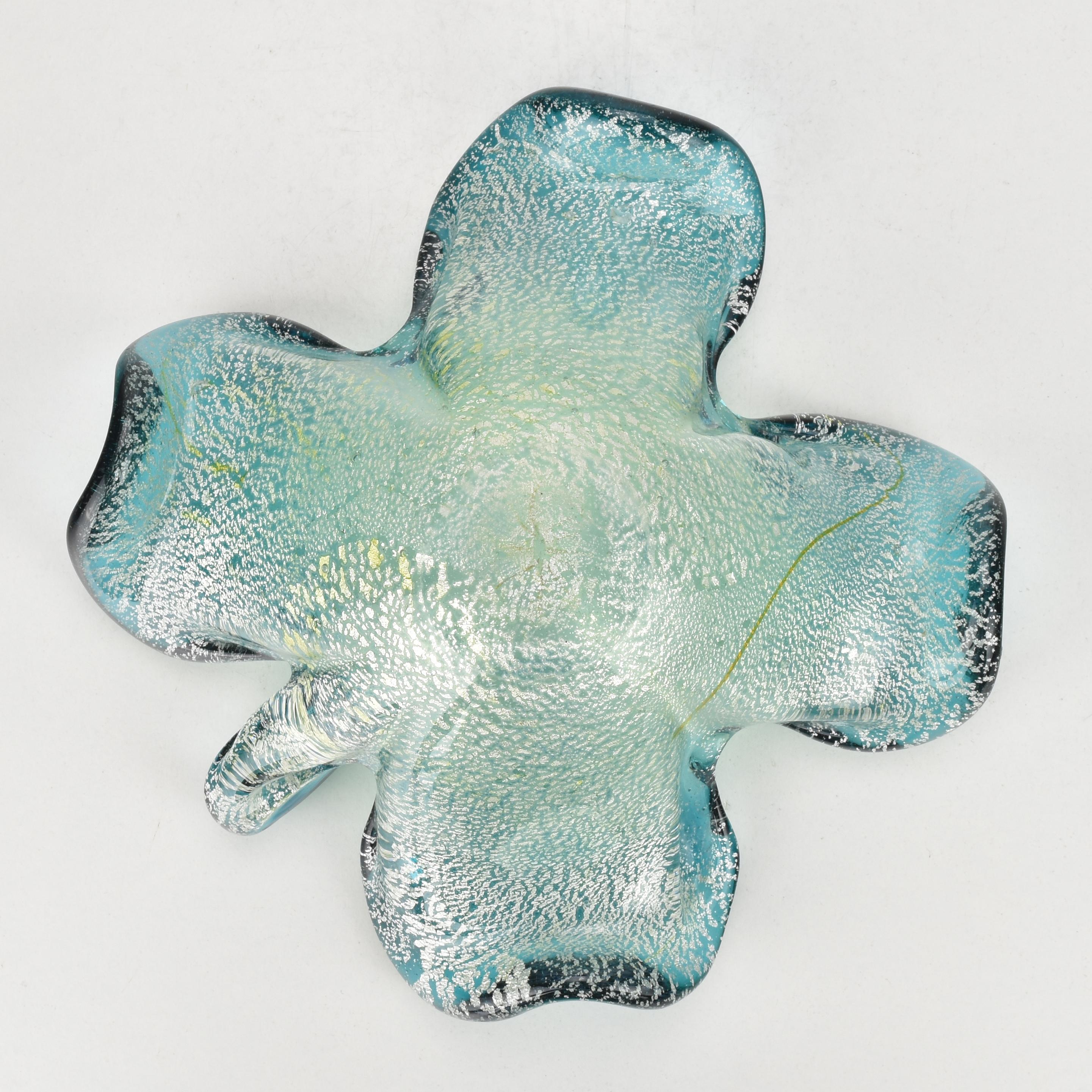 Milieu du XXe siècle 1950 Alfredo Barbini Murano Coupe à feuilles de trèfle en verre d'art Aqua & Greene Artful Green en vente