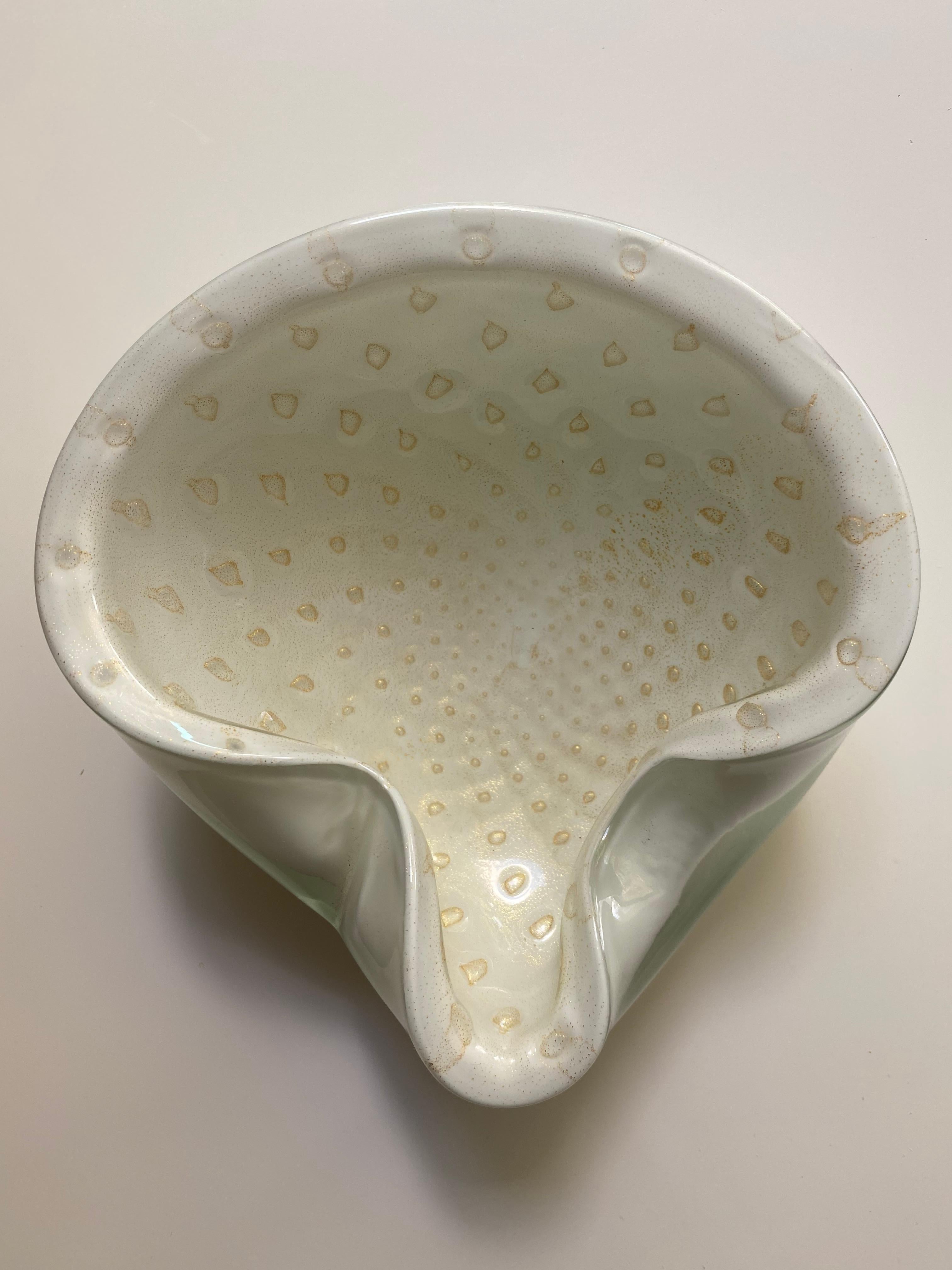 Magnifique bol en verre soufflé à la main de Murano avec des mouchetures d'or. Design/One, vers 1950-1960. Peut être utilisé comme pièce d'exposition sur une table ou une étagère.