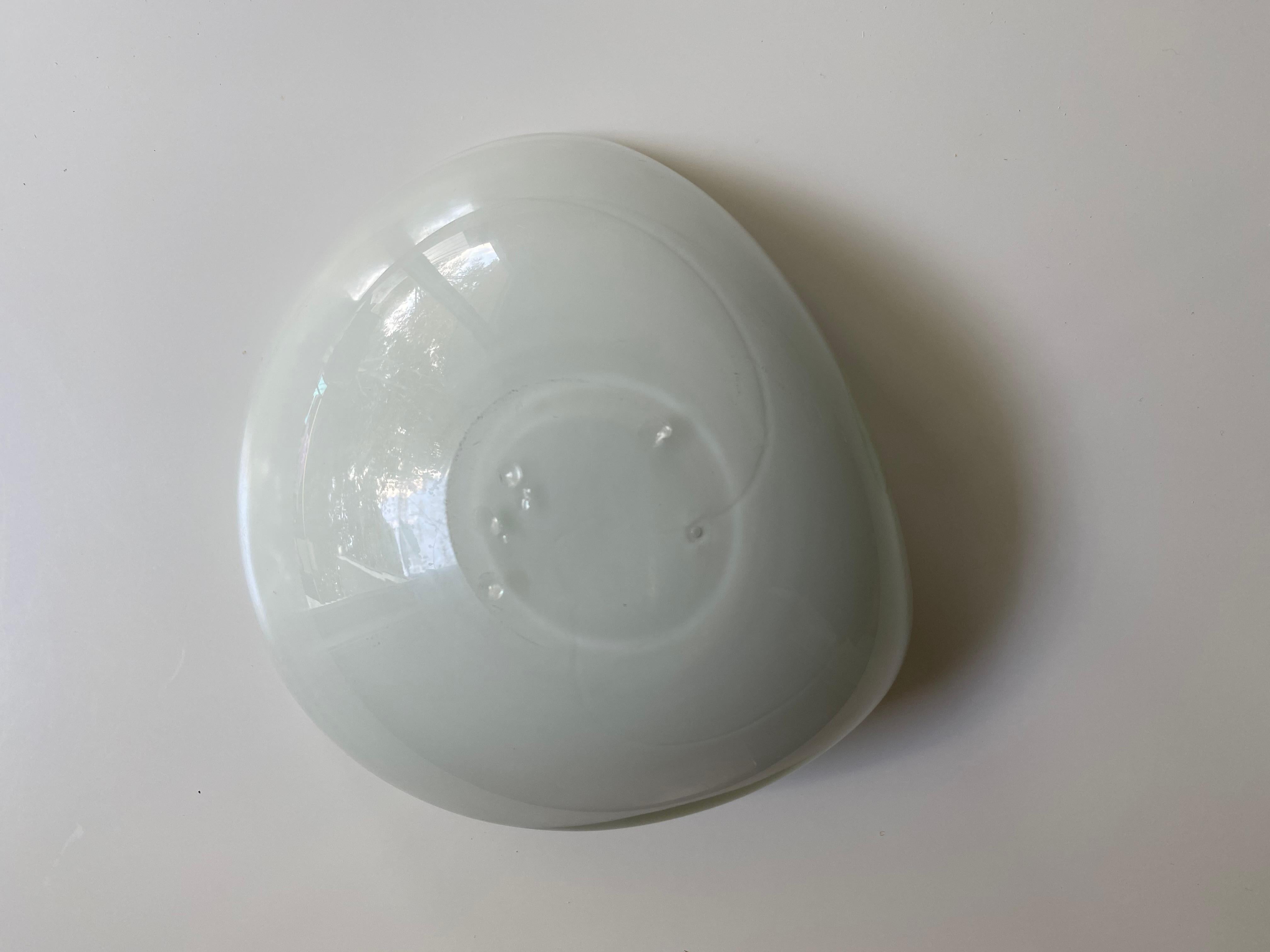 1950s Alfredo Barbini Murano White Gold Flecks Italian Art Glass Decorative Bowl For Sale 2