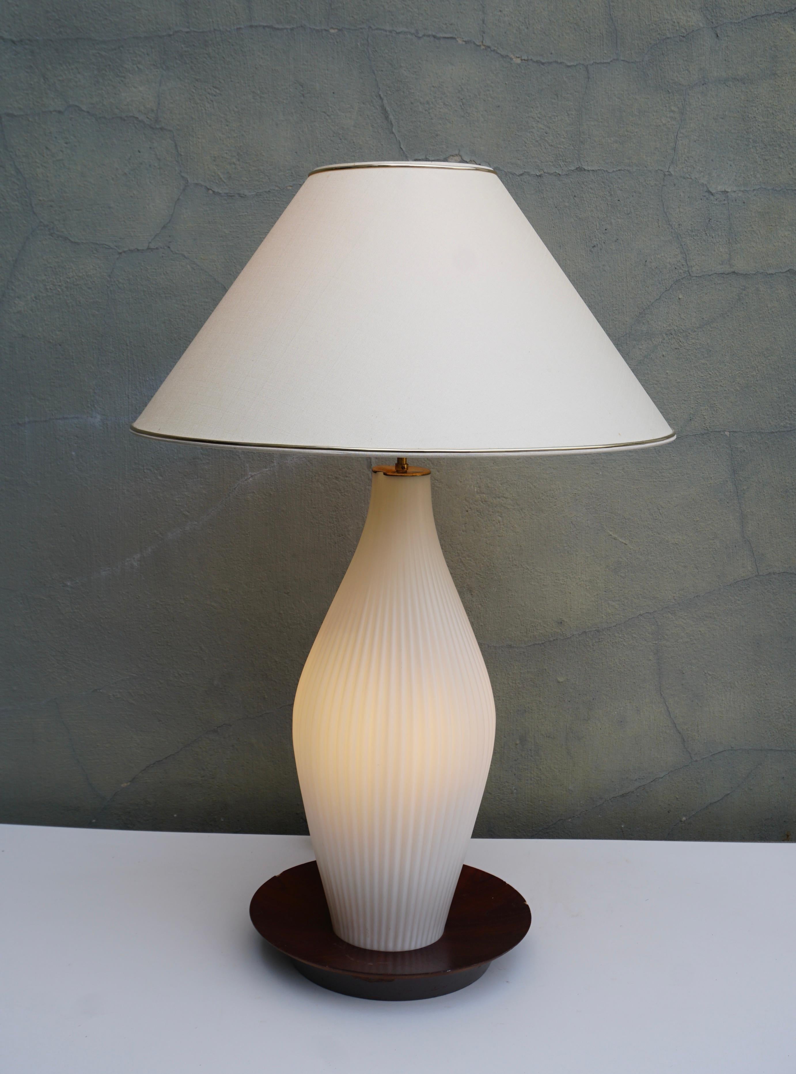 Italian 1950s Alfredo Barbini Style Ribbed Glass Lamp For Sale