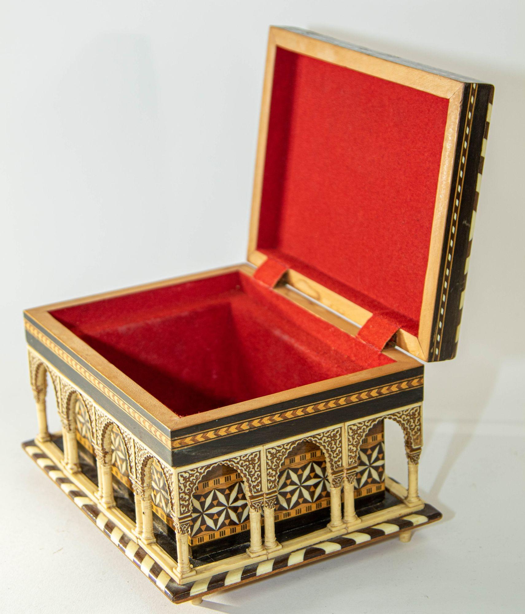 1950s Alhambra Palace Granada Spain Handmade Footed Moorish Jewelry Box 6