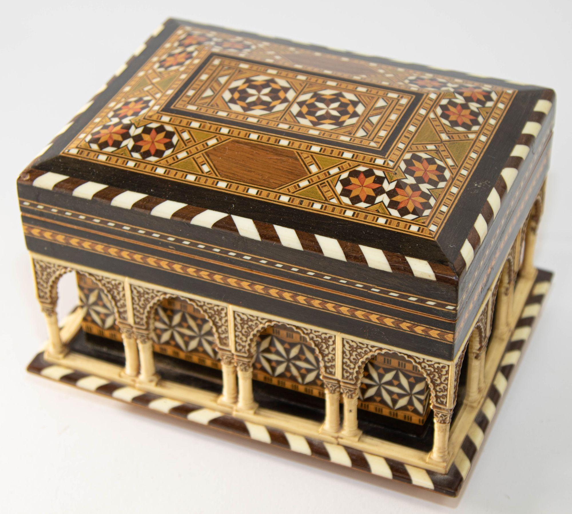1950s Alhambra Palace Granada Spain Handmade Footed Moorish Jewelry Box In Good Condition In North Hollywood, CA