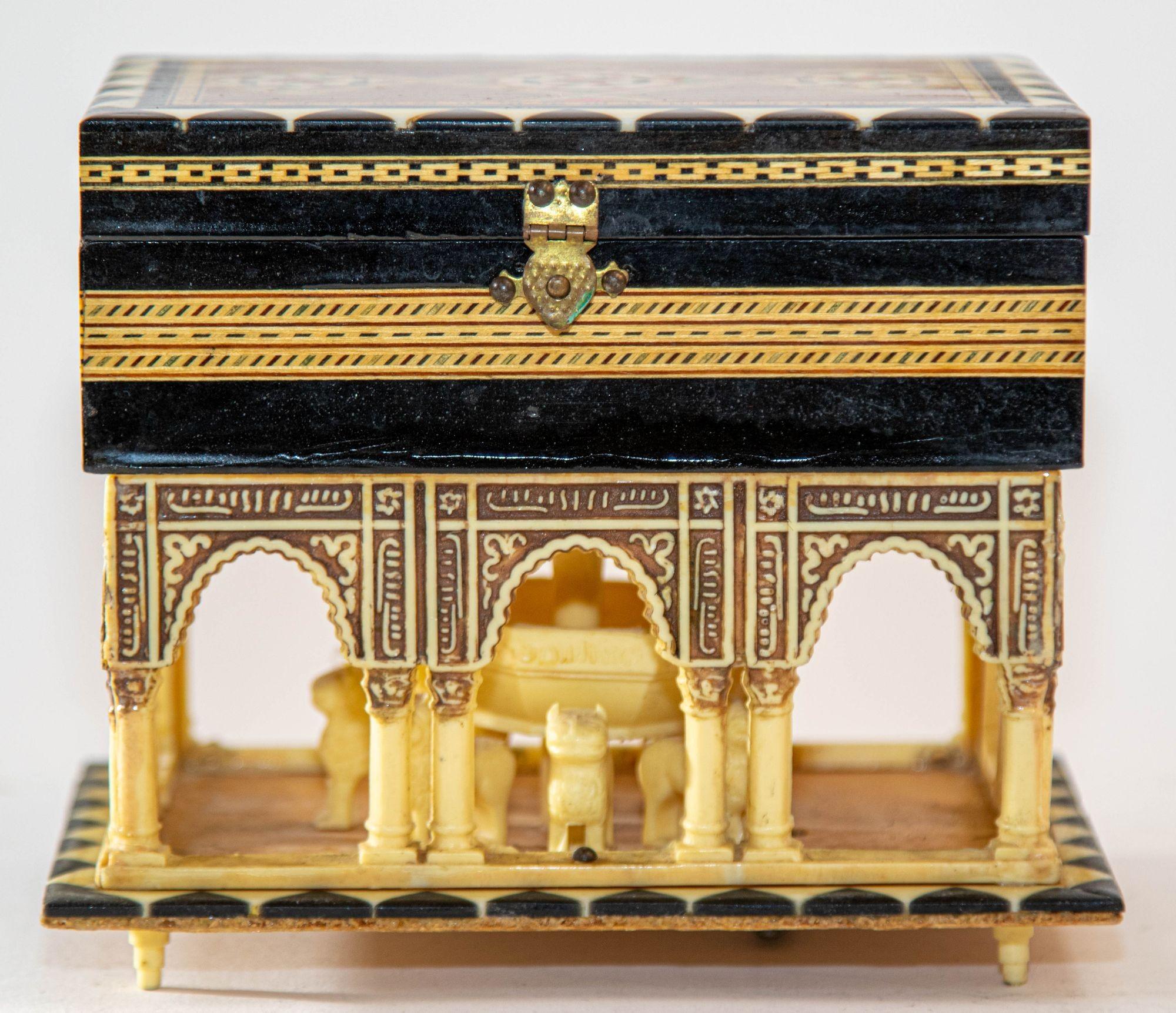 1950er Alhambra Palast Granada Spanien Handgefertigte Moorish Music Box mit Fuß (Maurisch)
