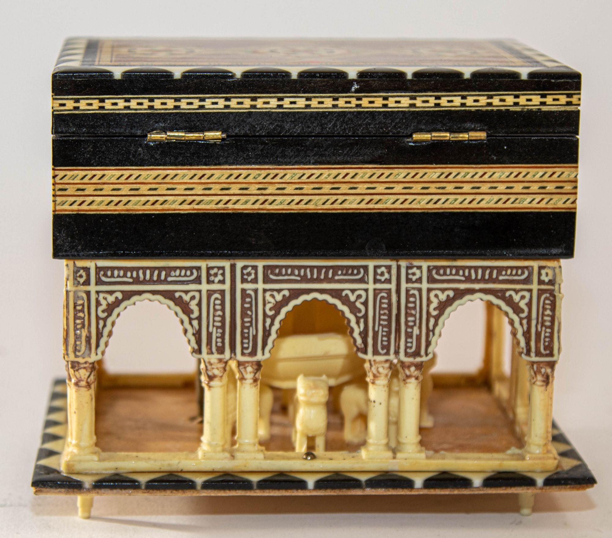 1950s Alhambra Palace Granada Spain Handmade Footed Moorish Music Box In Good Condition In North Hollywood, CA