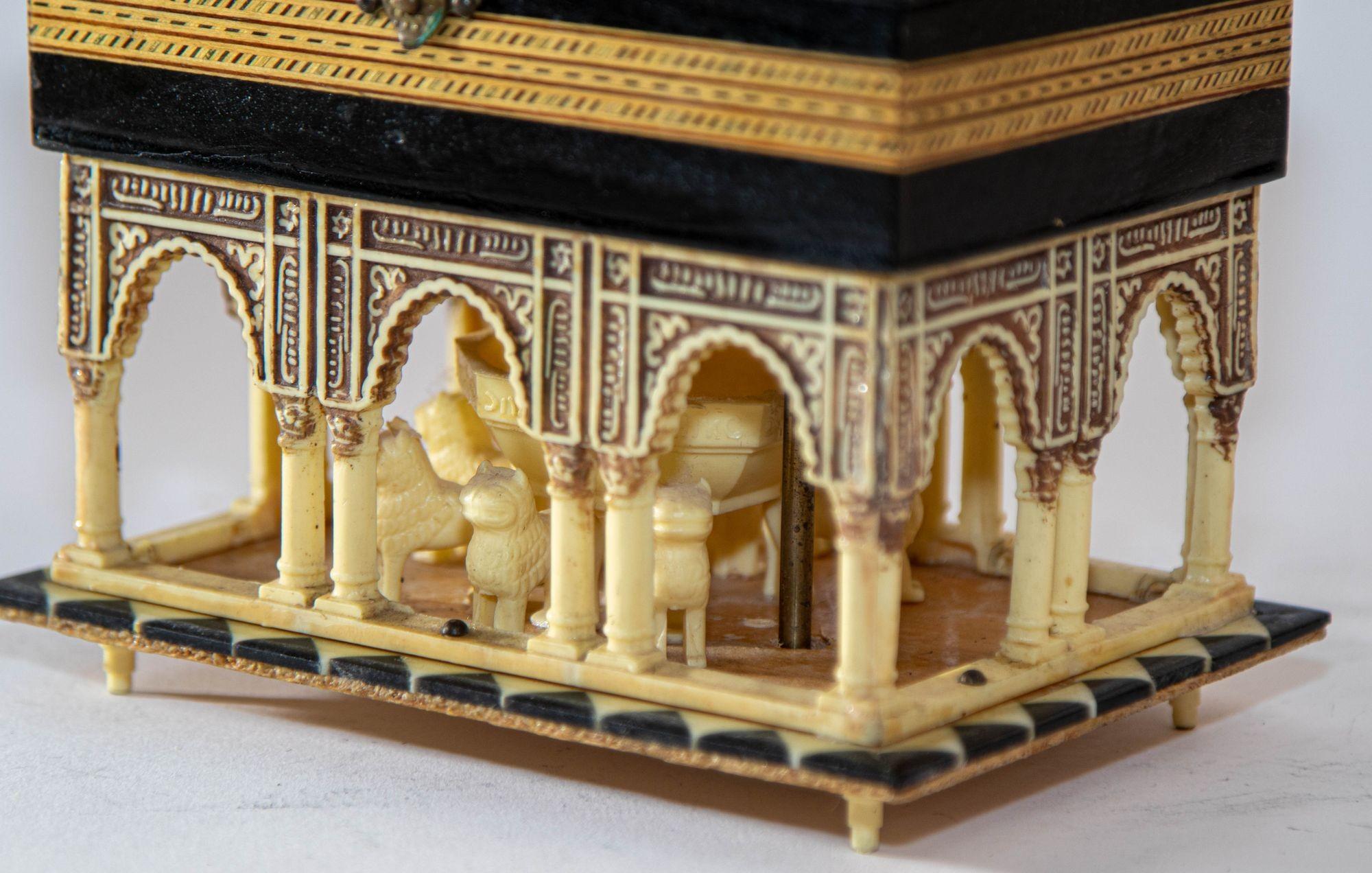 1950er Alhambra Palast Granada Spanien Handgefertigte Moorish Music Box mit Fuß (20. Jahrhundert)