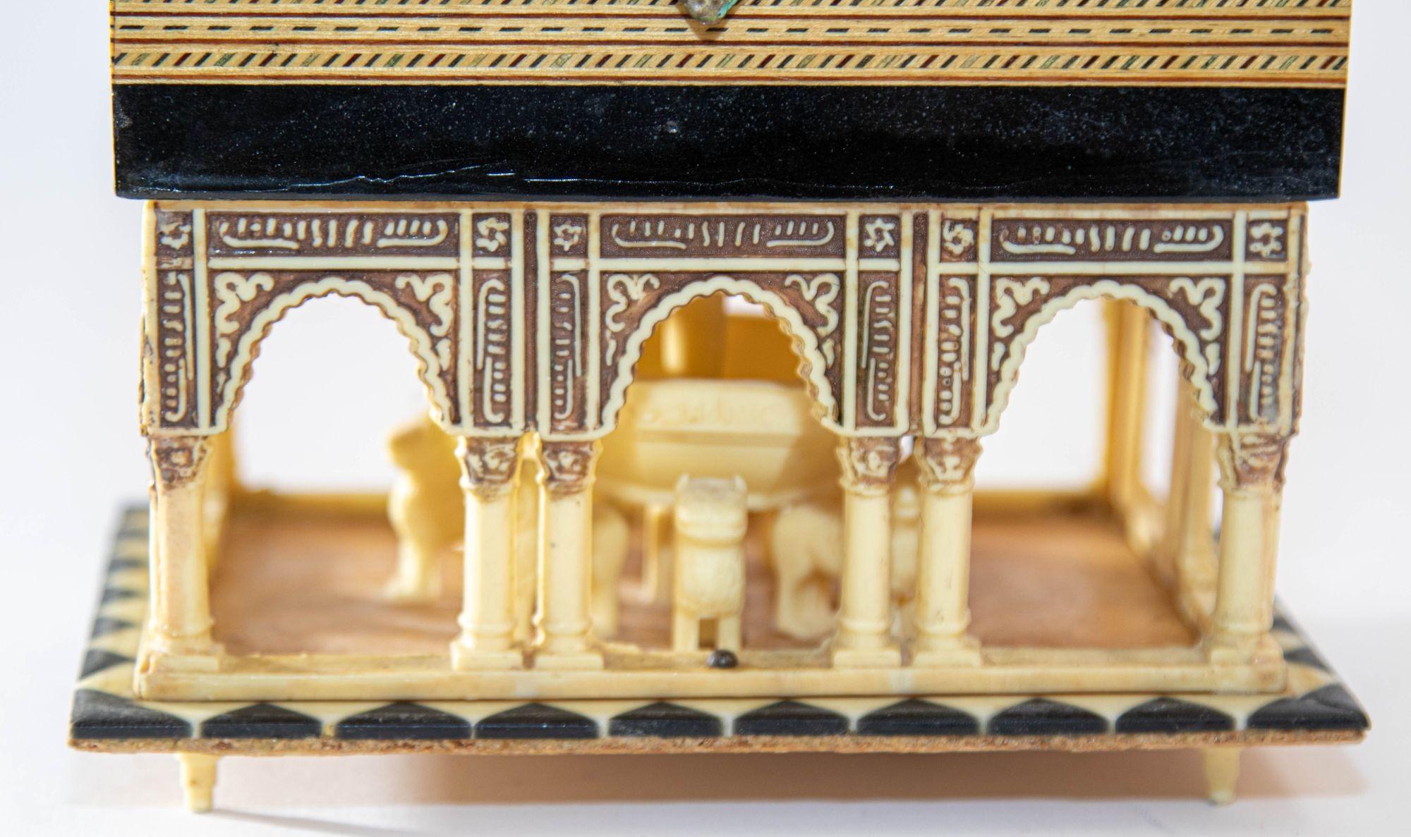 1950er Alhambra Palast Granada Spanien Handgefertigte Moorish Music Box mit Fuß (Obstholz)