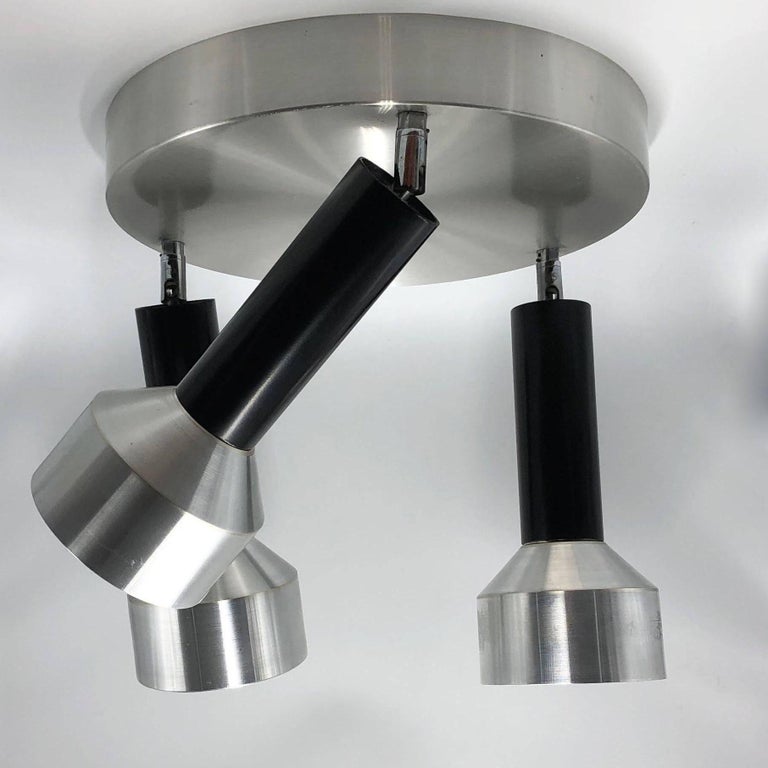 Beautiful space age ceiling lamp with three adjustable spotlights by Philips ‘Holland’.
Aluminium base (easy to mount by the screw in the middle off the base) with three mat black or aluminium spotlights.