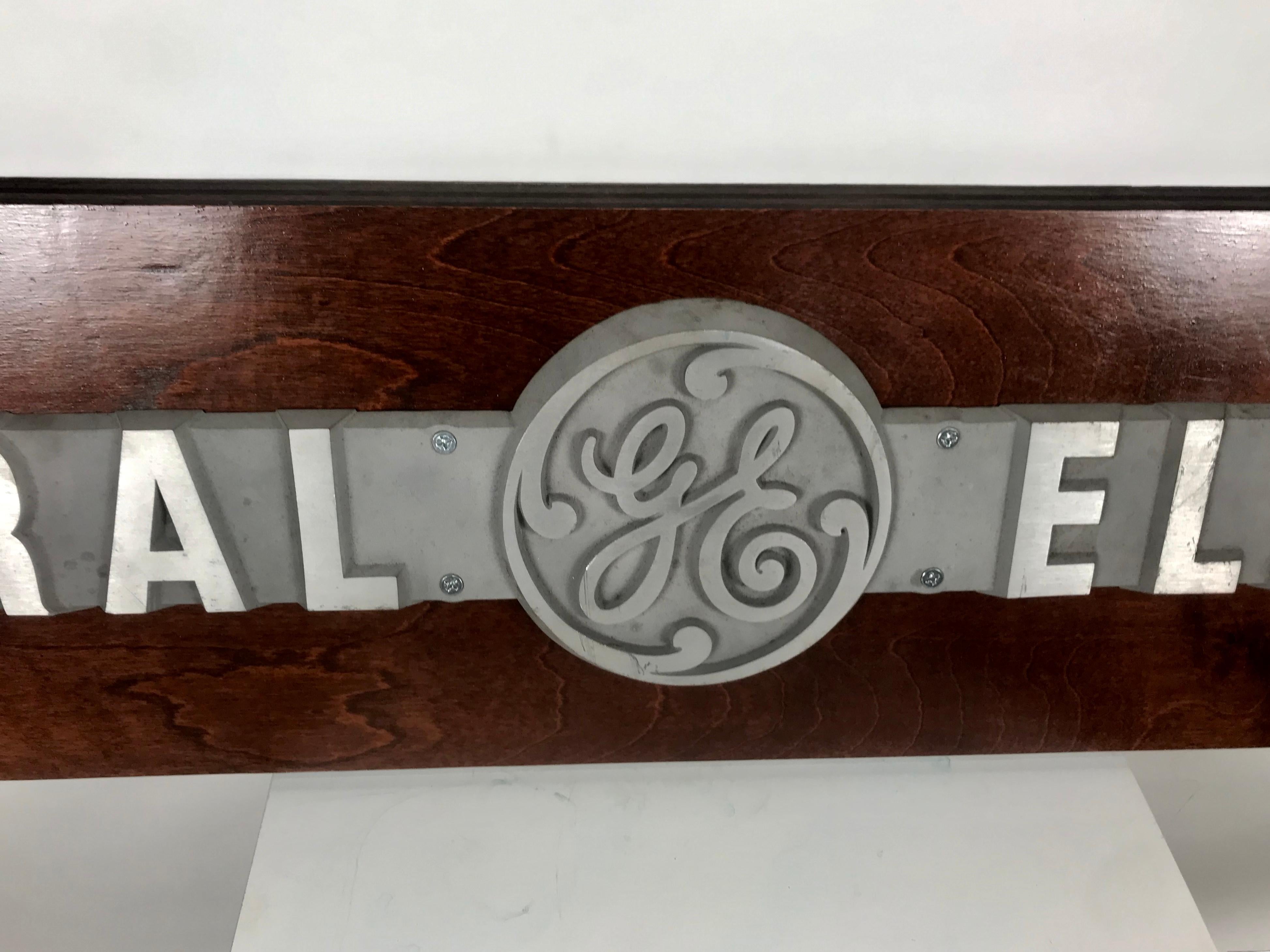 1950er Jahre Aluminium auf Holz General Electric-Logo, Schildtafel. Aus dem Büro von General Electric in Buffalo, NY, geborgene, beeindruckende Originalplakette aus Aluminiumguss mit dem berühmten G E-Logo, auf Holz montiert.