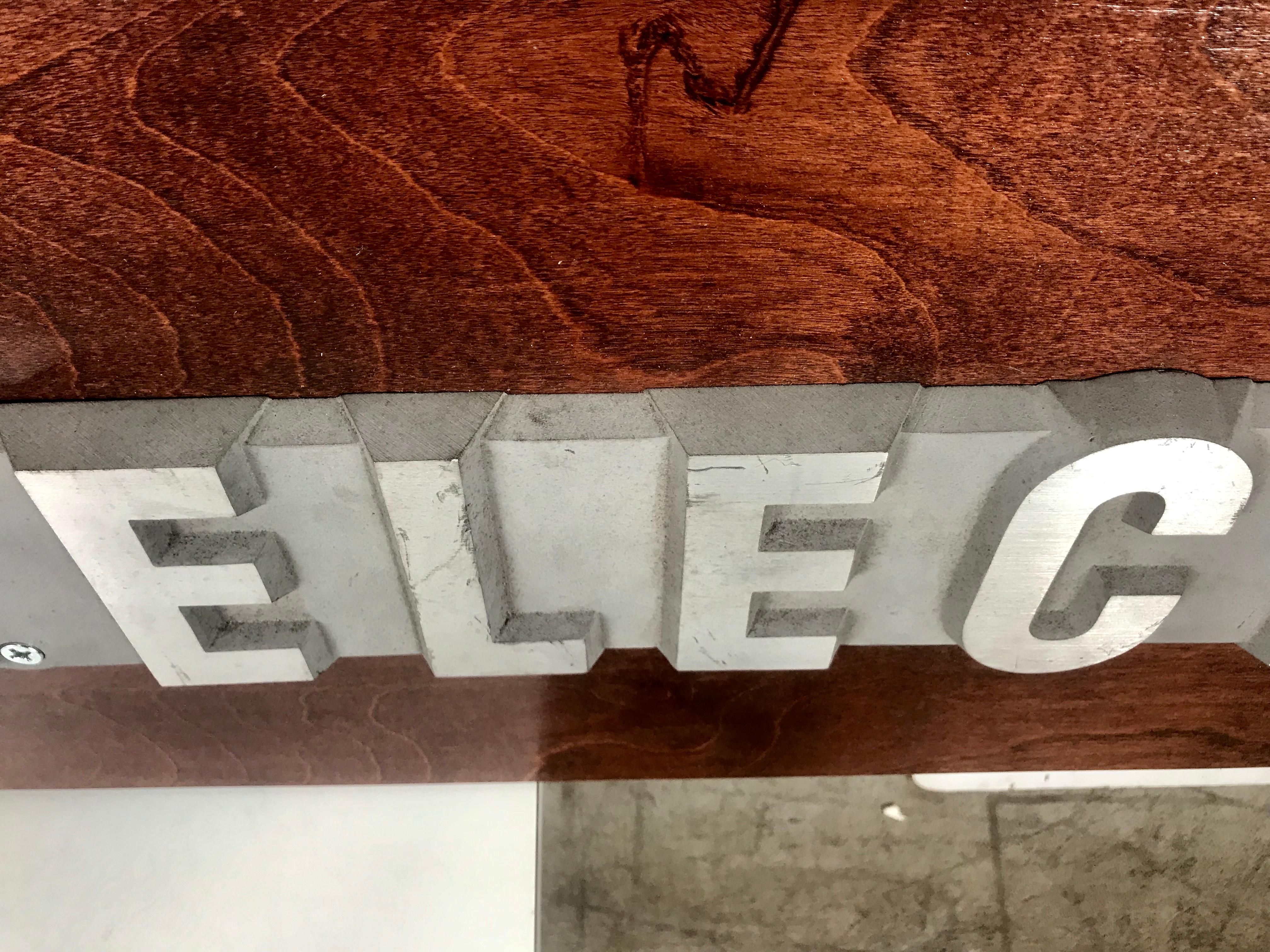 1950er Jahre Aluminium auf Wood General Electric Logo, Schild Plaque (Gegossen) im Angebot