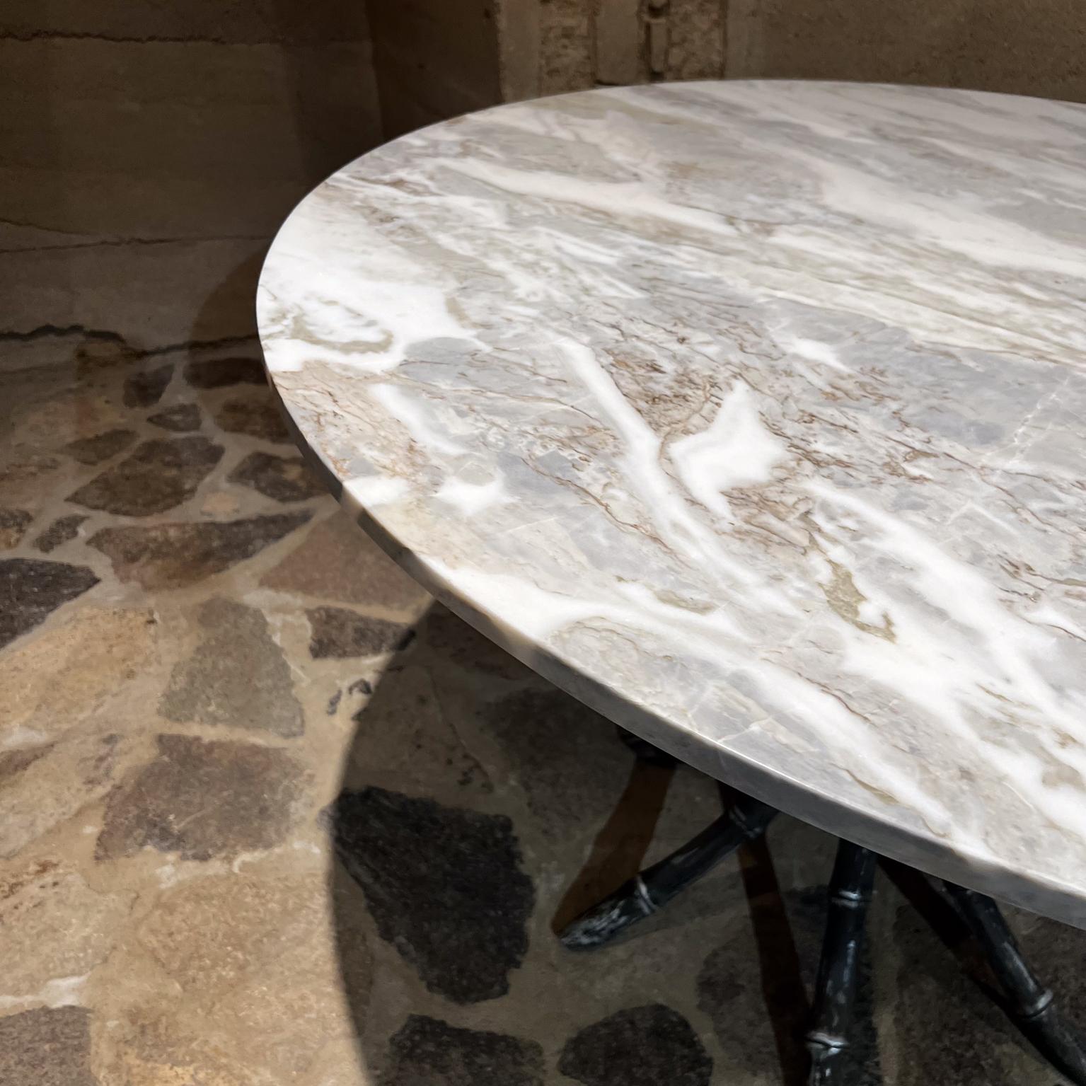 Mesa de comedor 1950 de mármol imitación bambú México Aluminio en venta