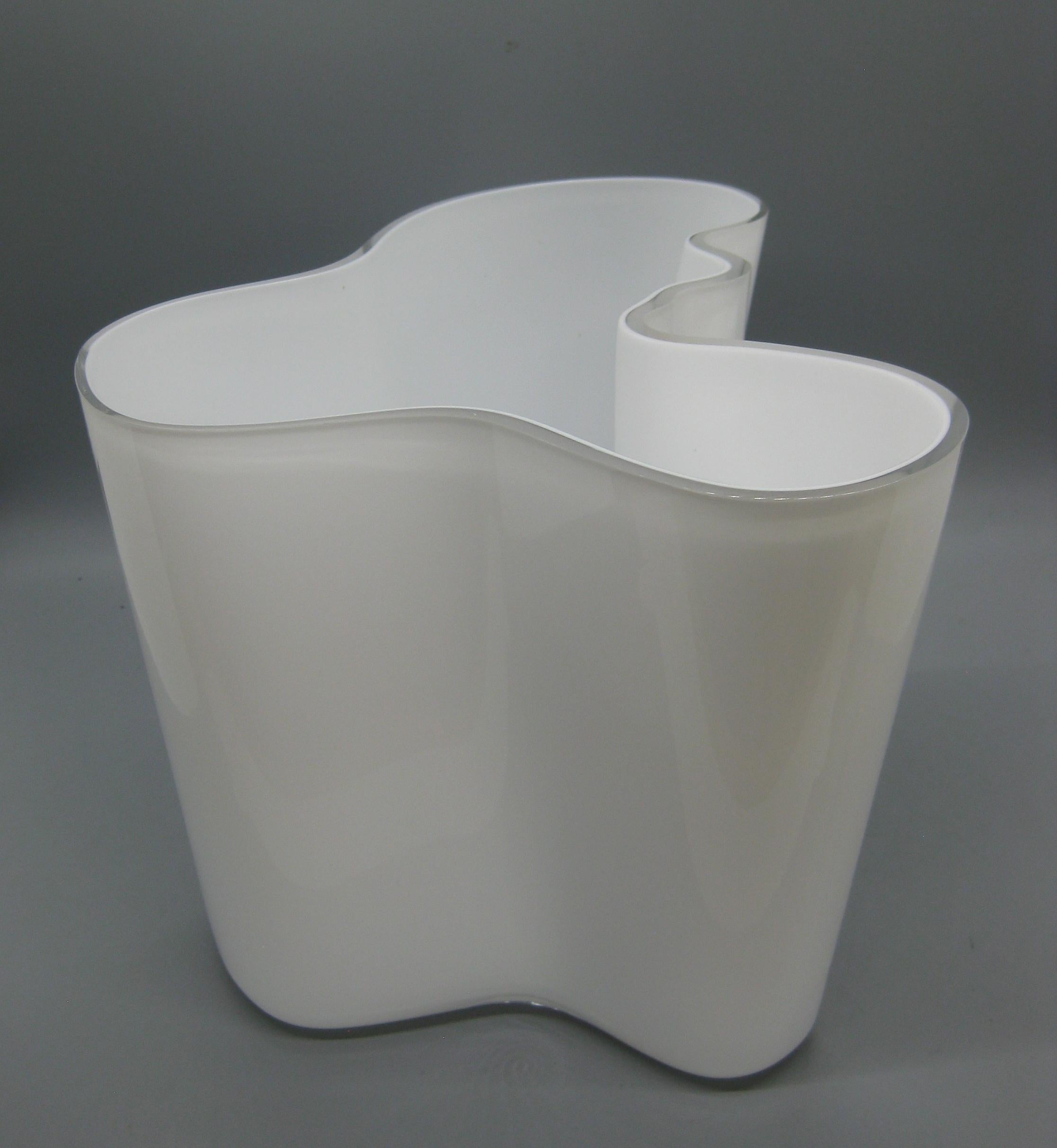 1950''s Alvar Aalto Iittala „Savoy“ Vase aus weißem Glas, Modell 3030, signiert im Angebot 3