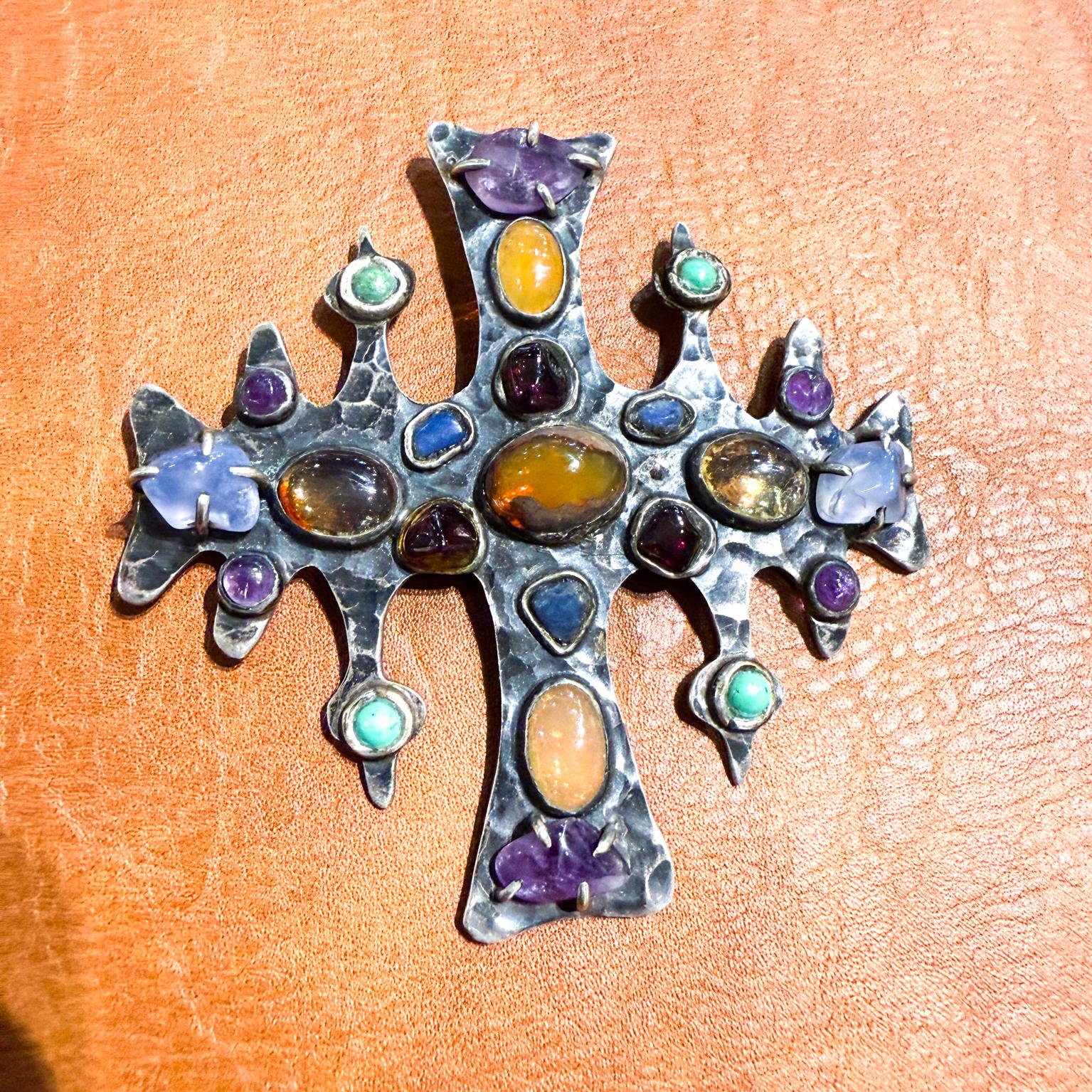 AMBIANIC presents
MCM Taxco Mexican Sterling Silver Cross Brooch Multi Gemstone Pin
inlaid stones hammered silver Gothic Modernist appeal
Stamped by Anna Morelli on backside 925 Taxco Mexico
3.13 w x 3.25 h
Preowned vintage
Please refer to images