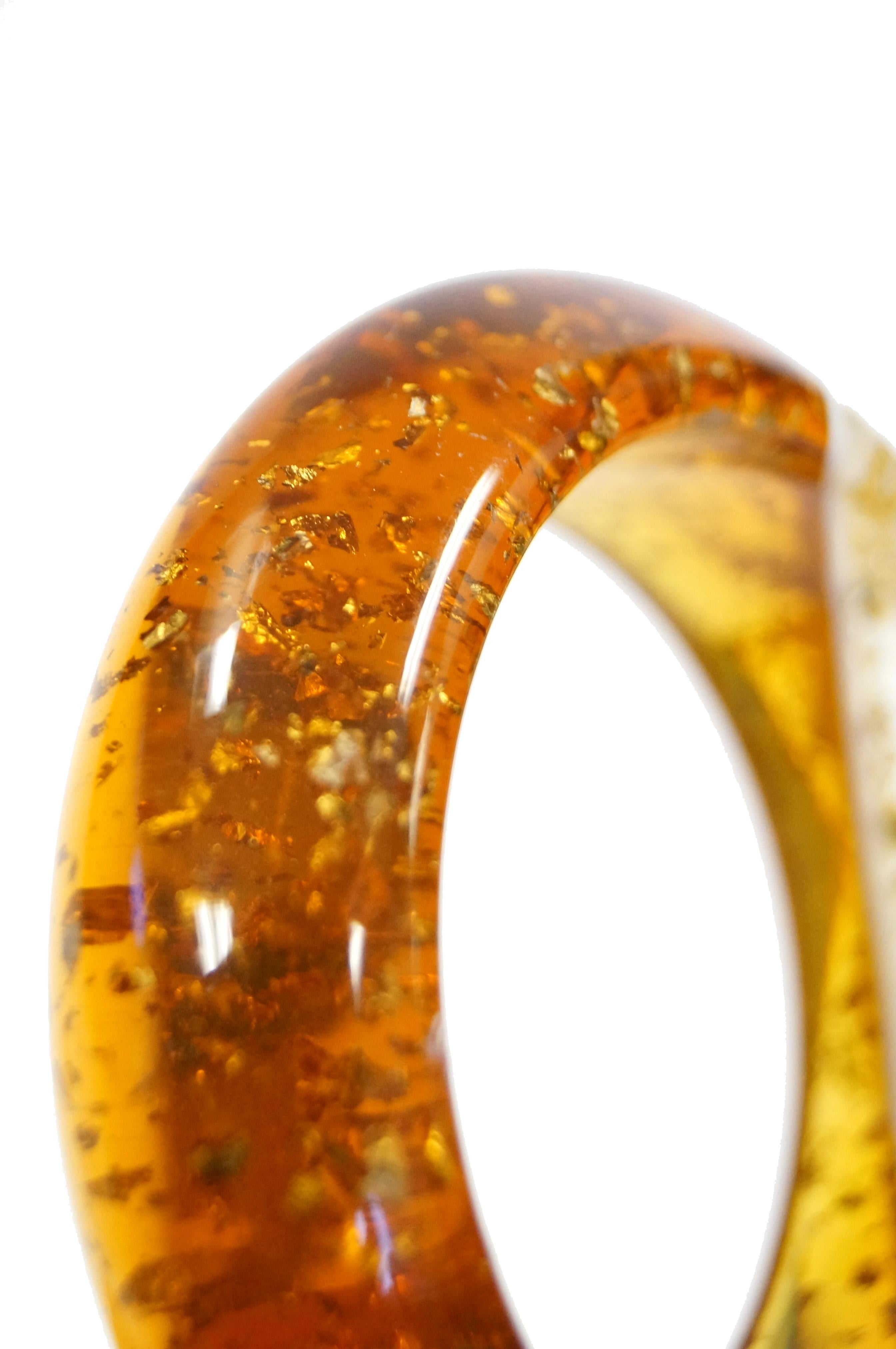 1950s Amber Lucite Bangle with Glitter and Rhinestone Inclusions In Excellent Condition For Sale In Houston, TX
