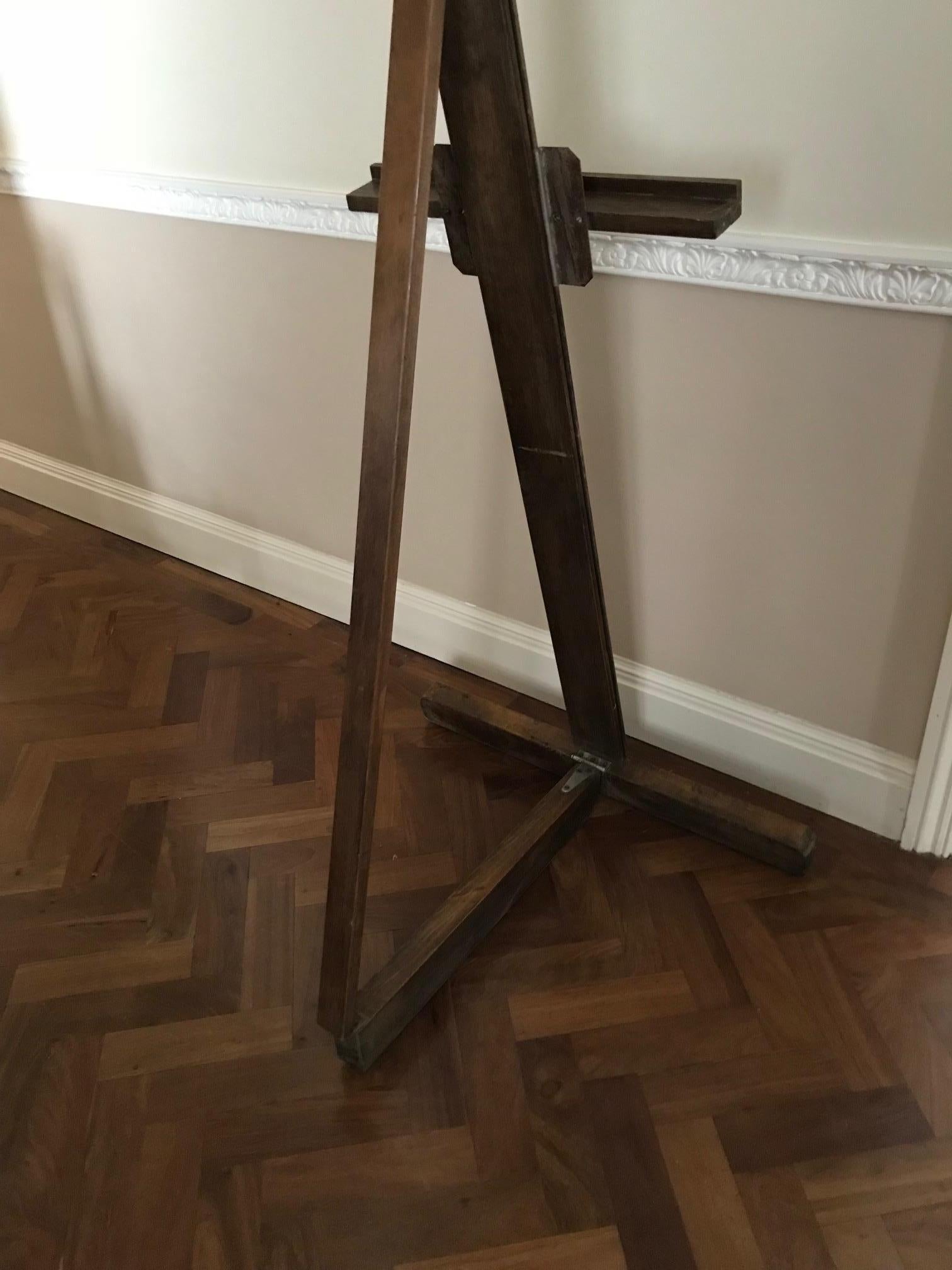 A good example of a collapsible Anco Bilt American wooden easel. Has been cleaned but not overly, leaving some traces of artists paint which gives the easel character and charm. A great sculptural easel which can stand alone as decoration or be used