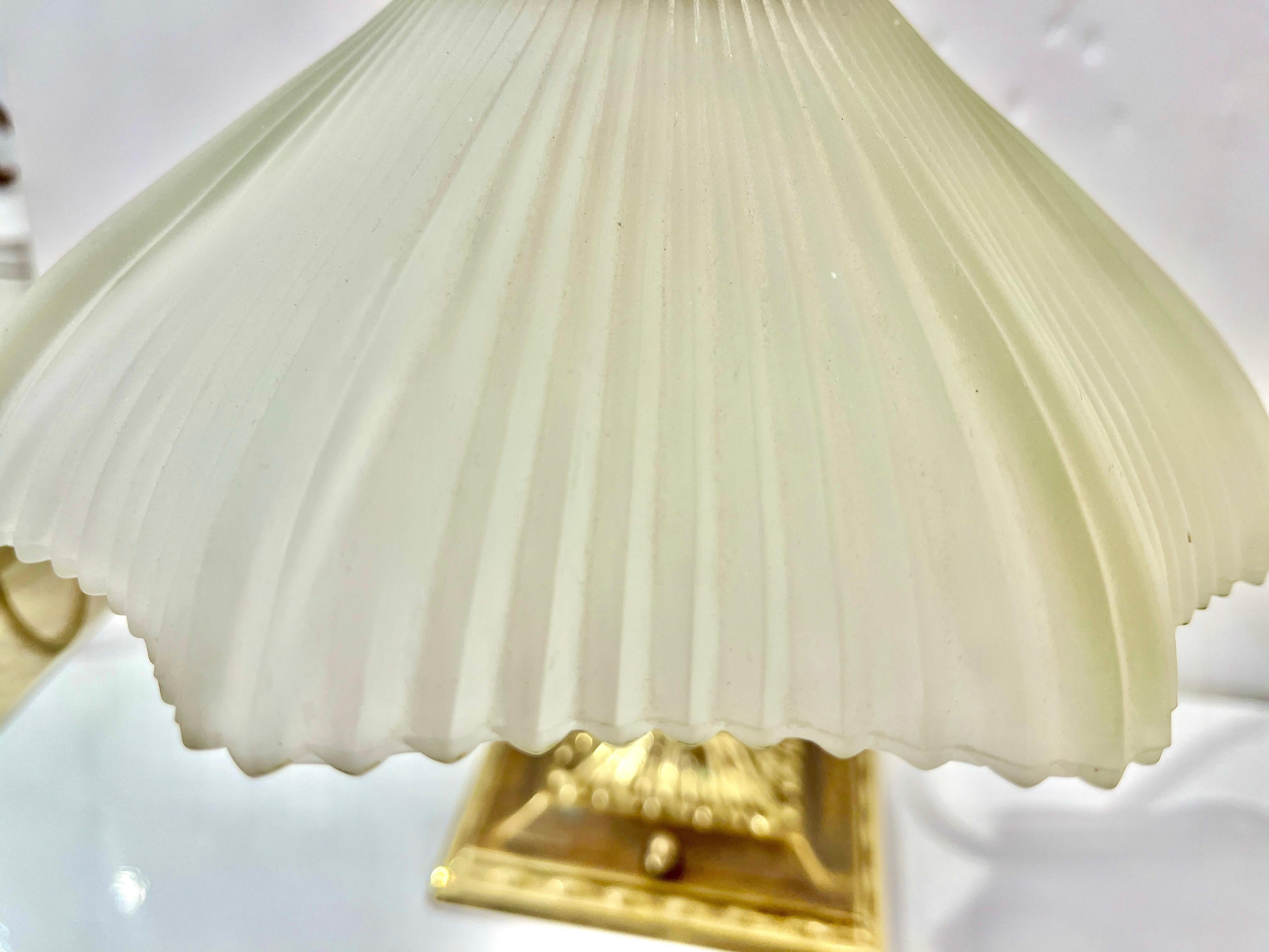 1950er Jahre Amerikanische Art Deco Stil Messing Tisch/Schreibtischlampe mit Satinweißem Glasschirm im Angebot 4