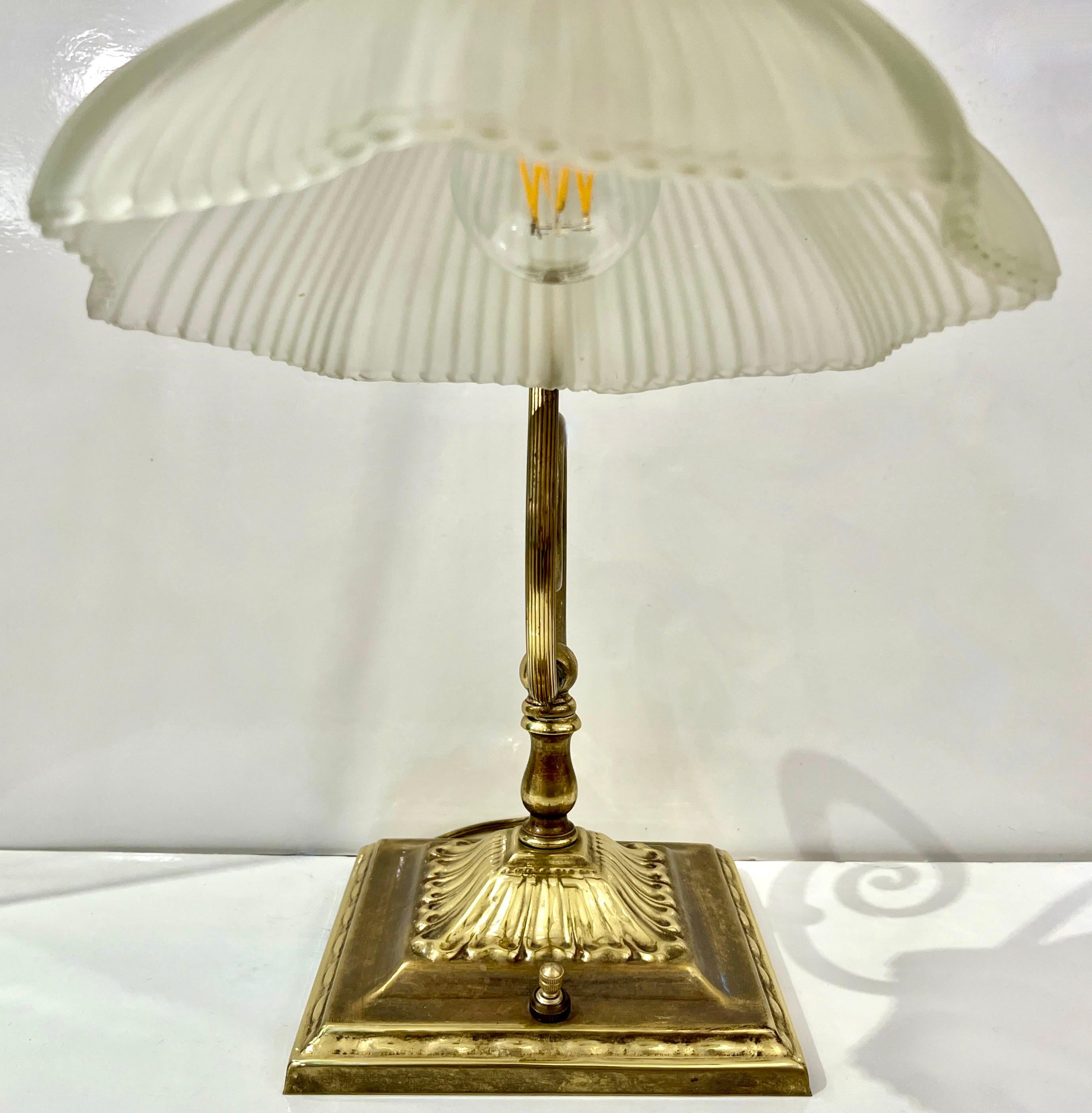 1950er Jahre Amerikanische Art Deco Stil Messing Tisch/Schreibtischlampe mit Satinweißem Glasschirm im Angebot 6