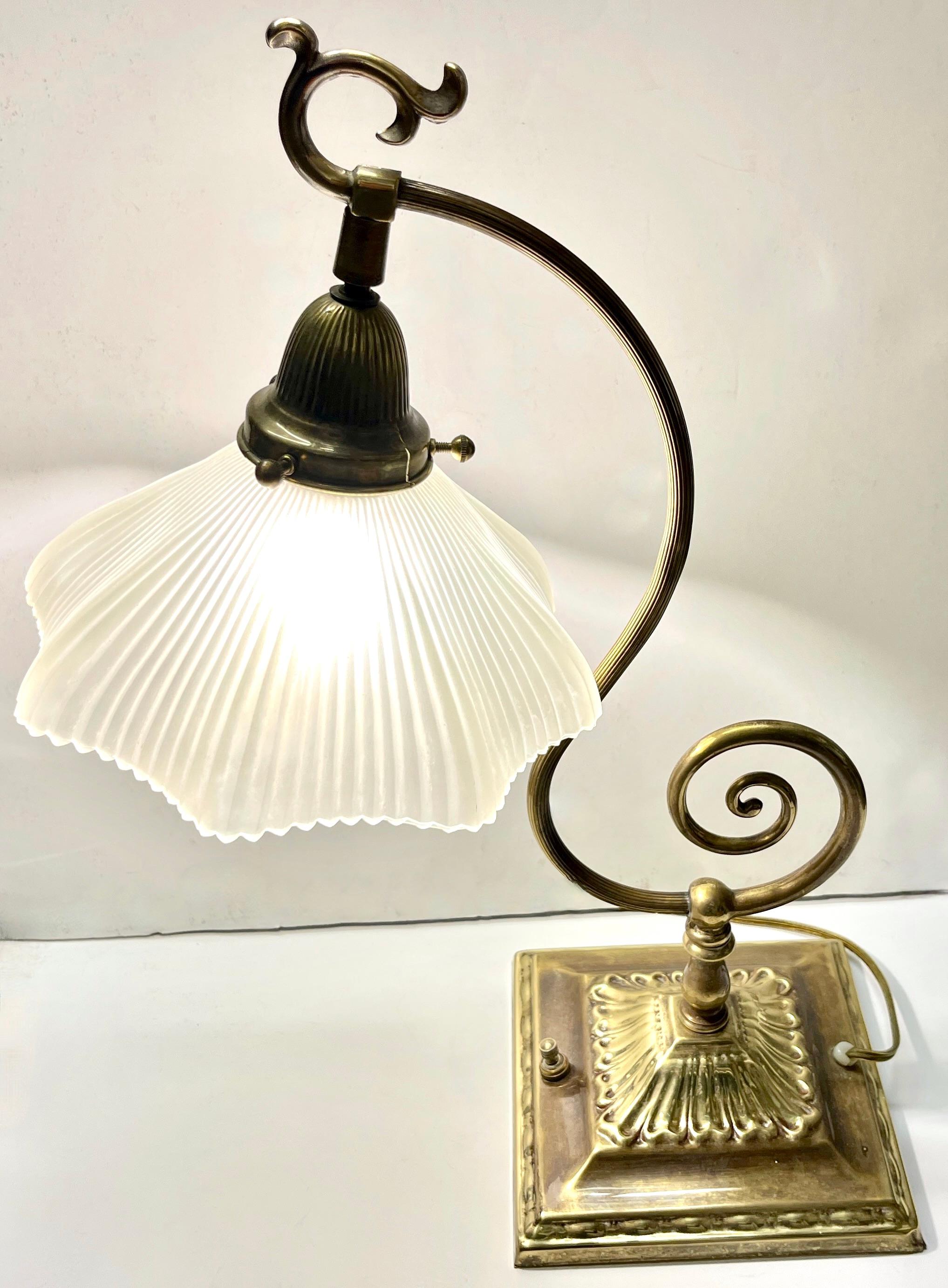 1950er Jahre Amerikanische Art Deco Stil Messing Tisch/Schreibtischlampe mit Satinweißem Glasschirm (Mattiert) im Angebot