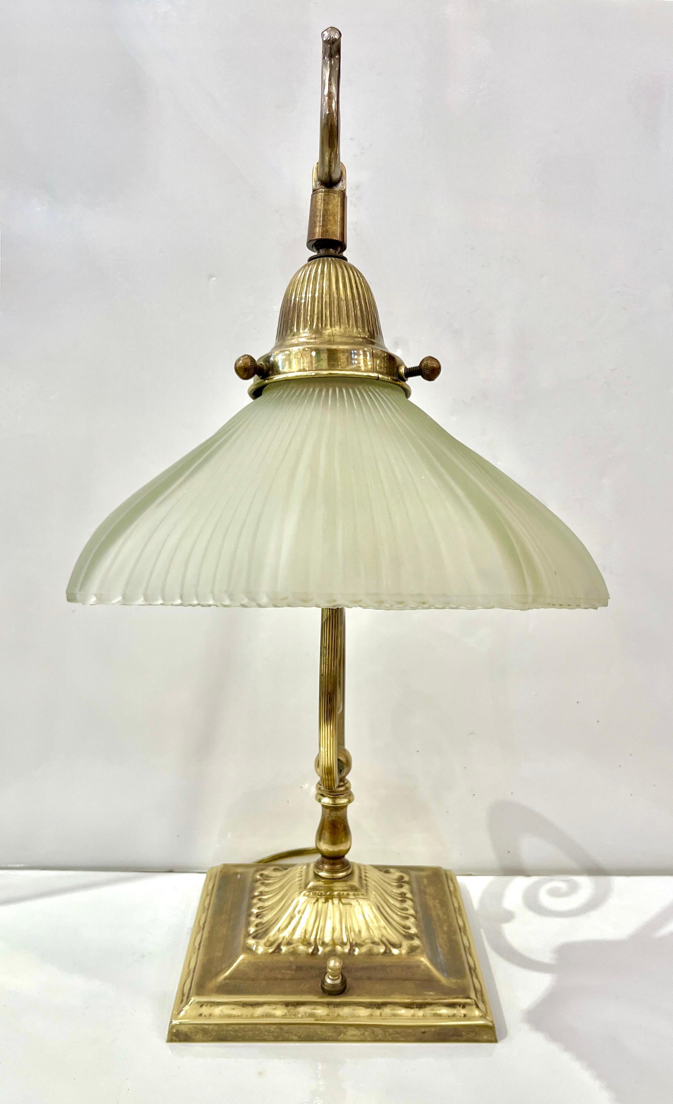 1950er Jahre Amerikanische Art Deco Stil Messing Tisch/Schreibtischlampe mit Satinweißem Glasschirm (Ornamentglas) im Angebot