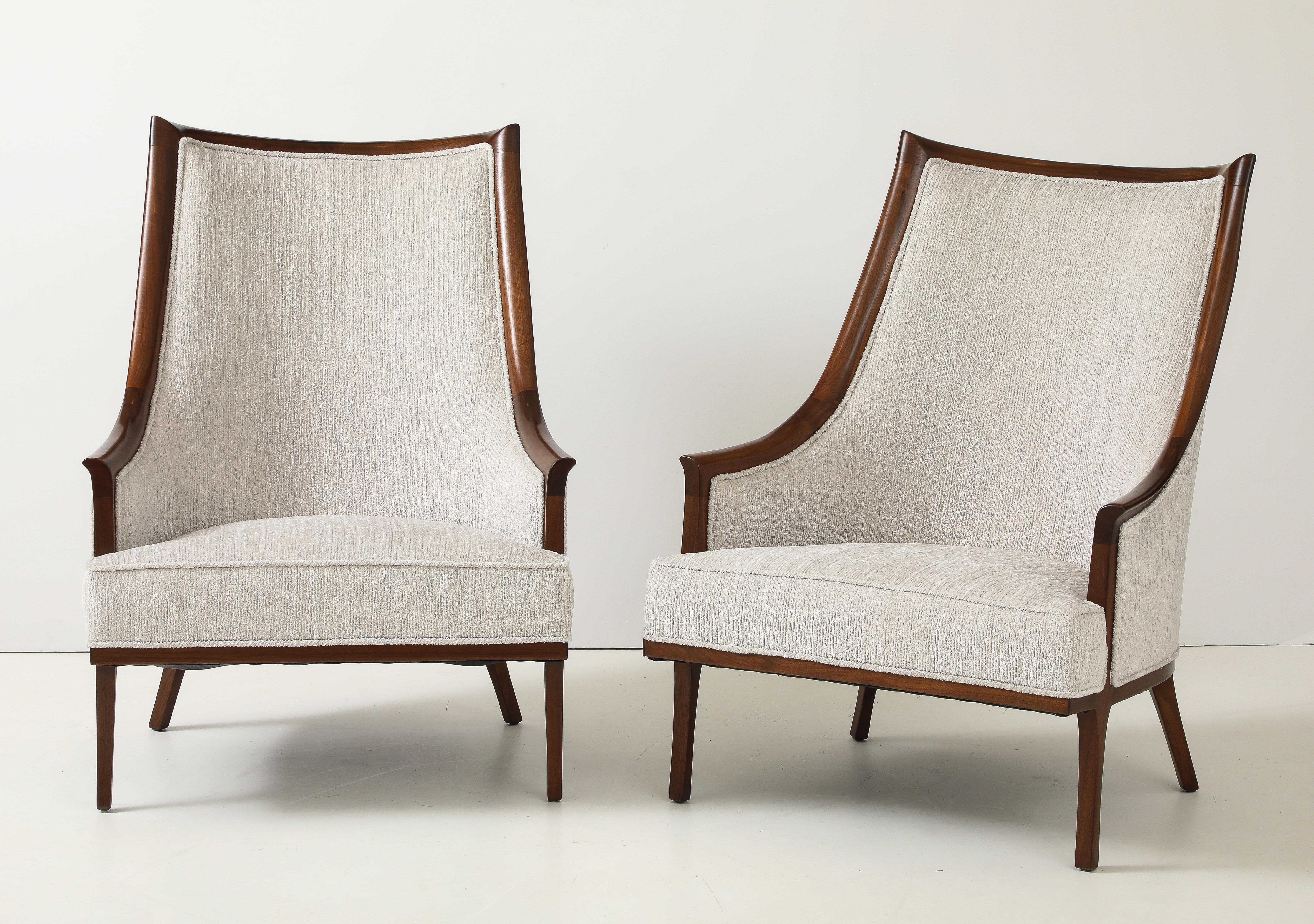 Poltrone scultoree in noce di design americano degli anni '50, completamente restaurate e rivestite in tessuto Kravet, con lievi segni di usura e patina dovuti all'età e all'uso.