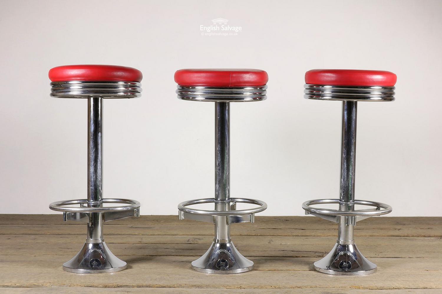 Trois chaises de style diner américain des années 1950, qui ont besoin d'être fixées au sol pour être utilisées en toute sécurité. Les dimensions ci-dessous sont pour une chaise, les hauteurs ne sont pas réglables.

Quelques petites piqûres, sinon