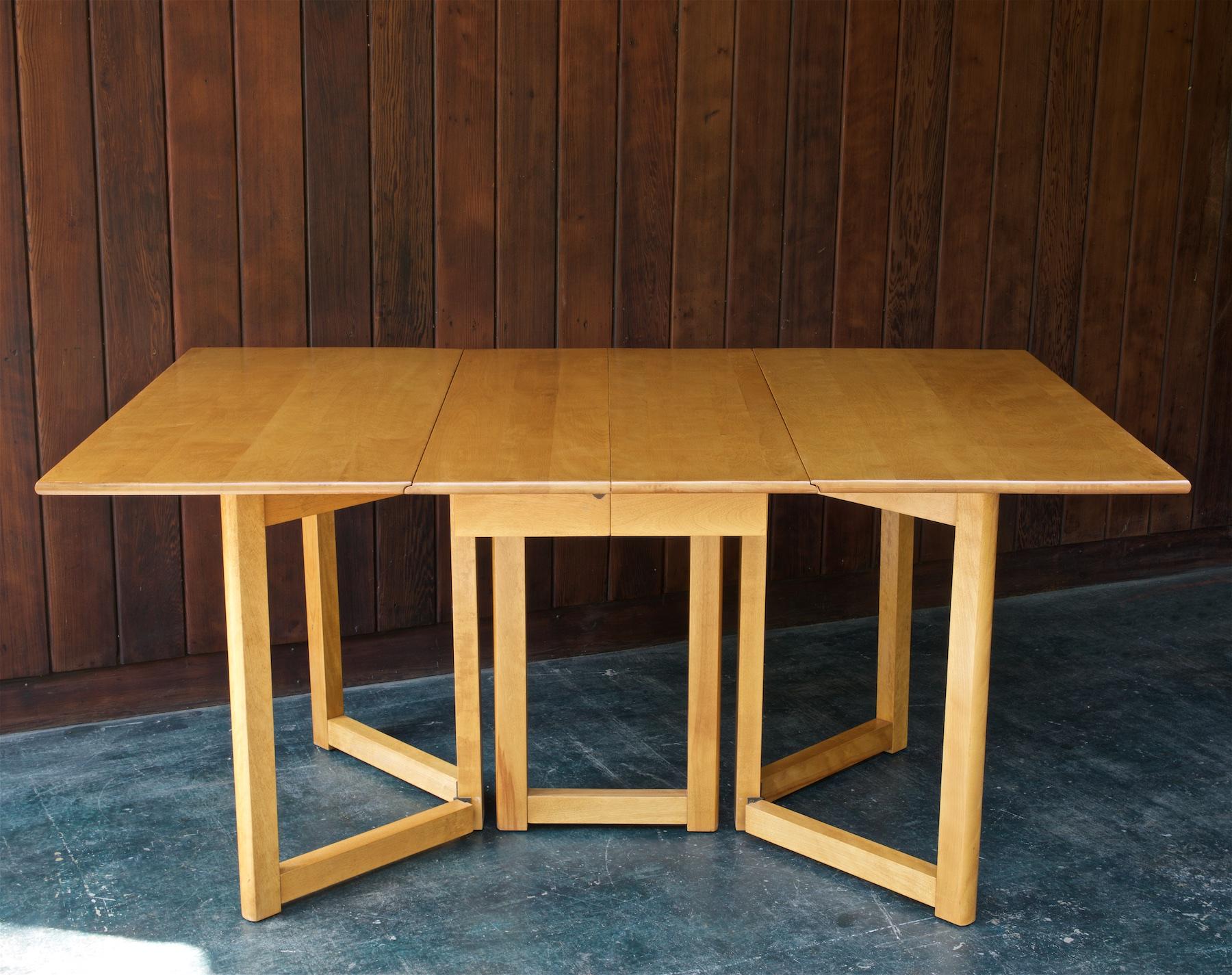 Table en érable massif, claire et lumineuse, 8 pieds max. Table à pieds en porte-à-faux. Style moderniste californien précoce. Les dimensions maximales sont de 96 x 42 x 30. Fermé 23 x 42 x 30. Chaque feuille ajoute 10,75. Design/One attribué à