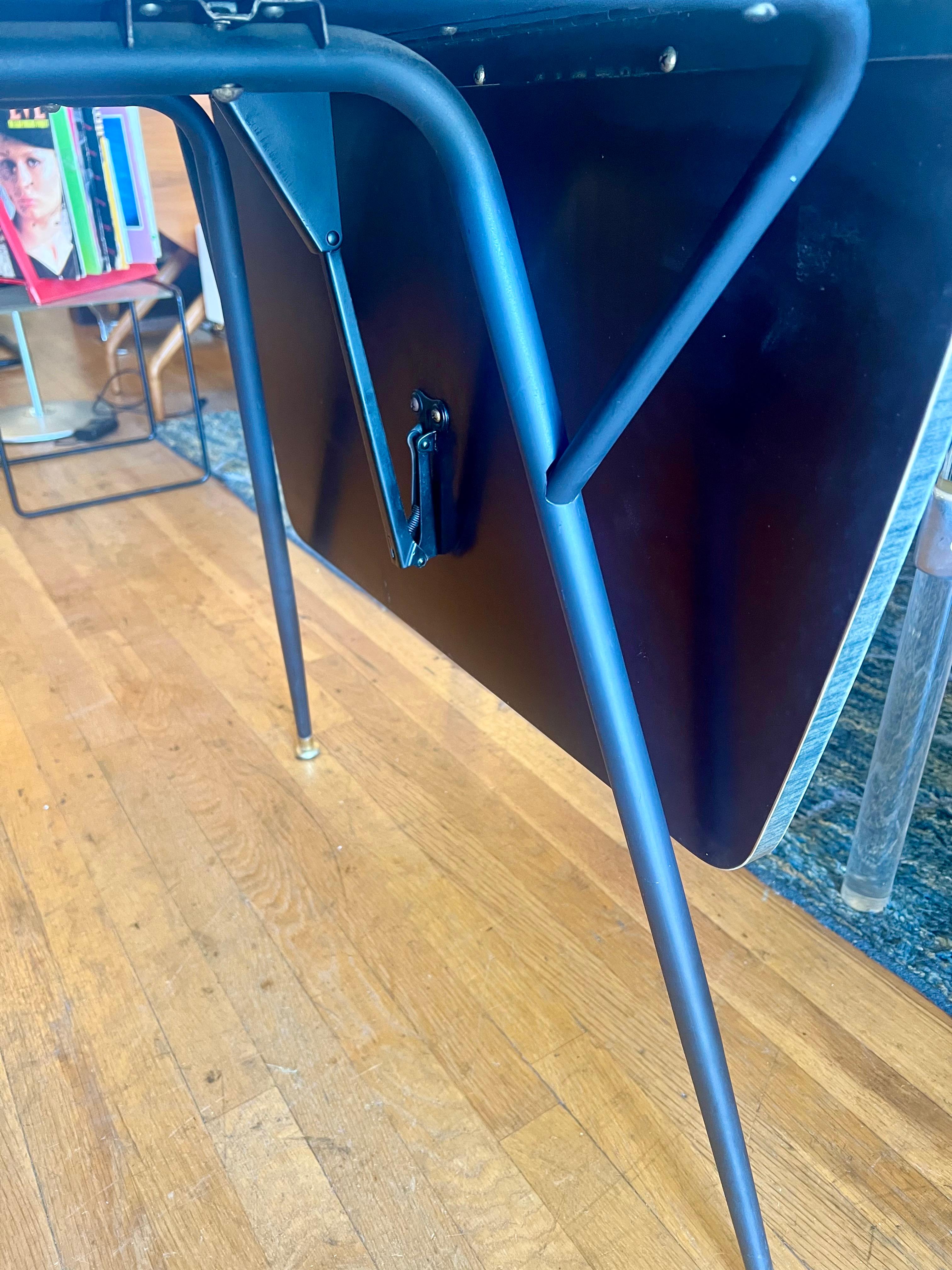 20ième siècle 1950's American Mid century Atomic Age Petite Folding Leaf Dinette Table en vente