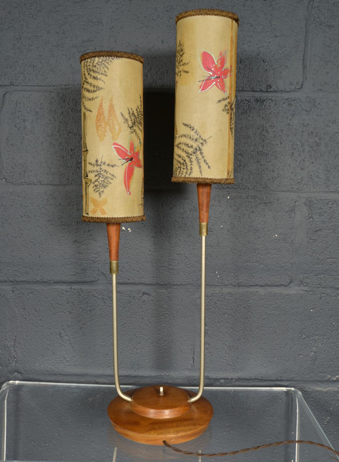 Mid-Century Modern 1950s American Midcentury Tiki Twin Arm Asymmetric Chrome Teak Table Lamp en vente