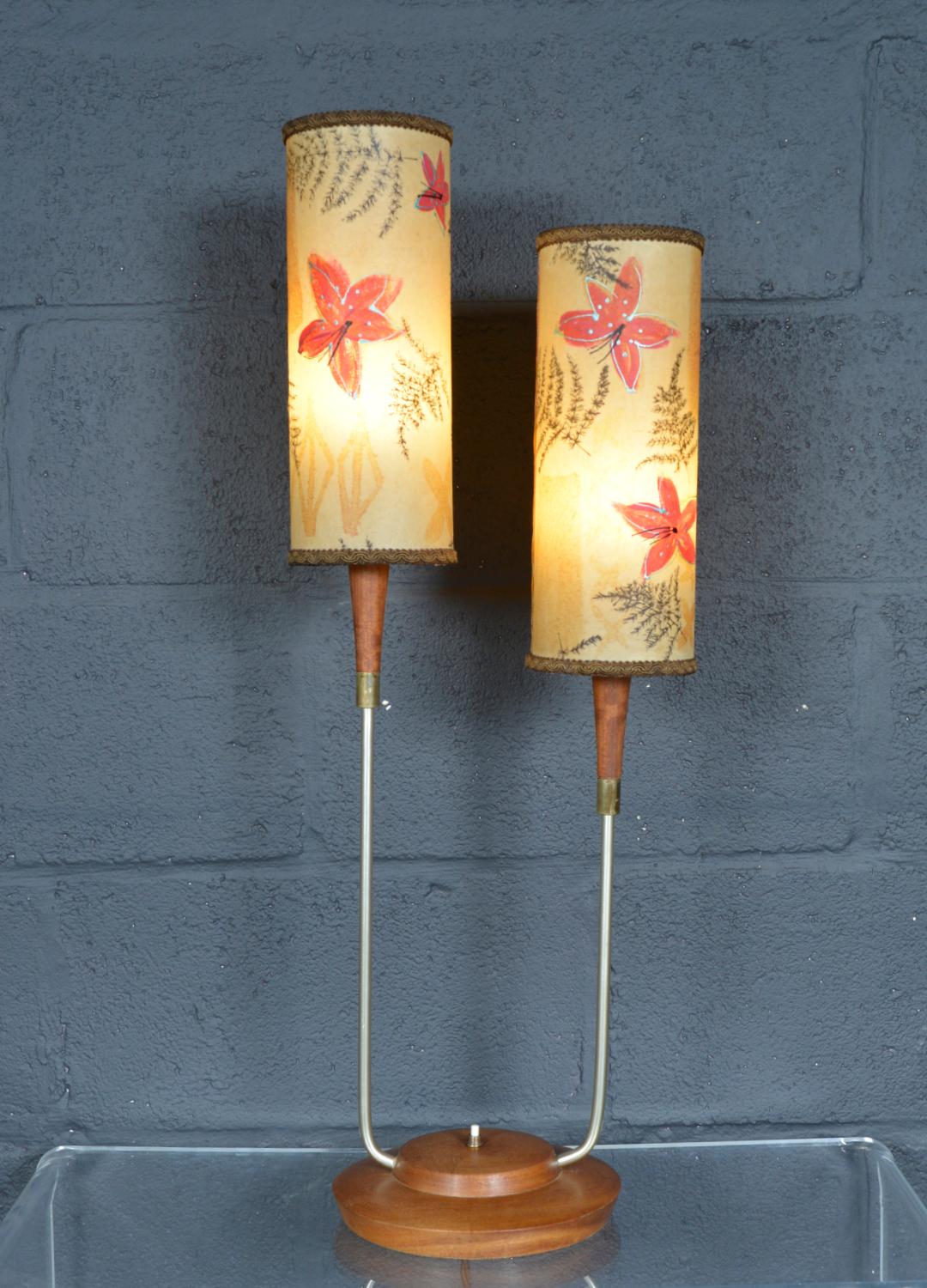 Américain 1950s American Midcentury Tiki Twin Arm Asymmetric Chrome Teak Table Lamp en vente