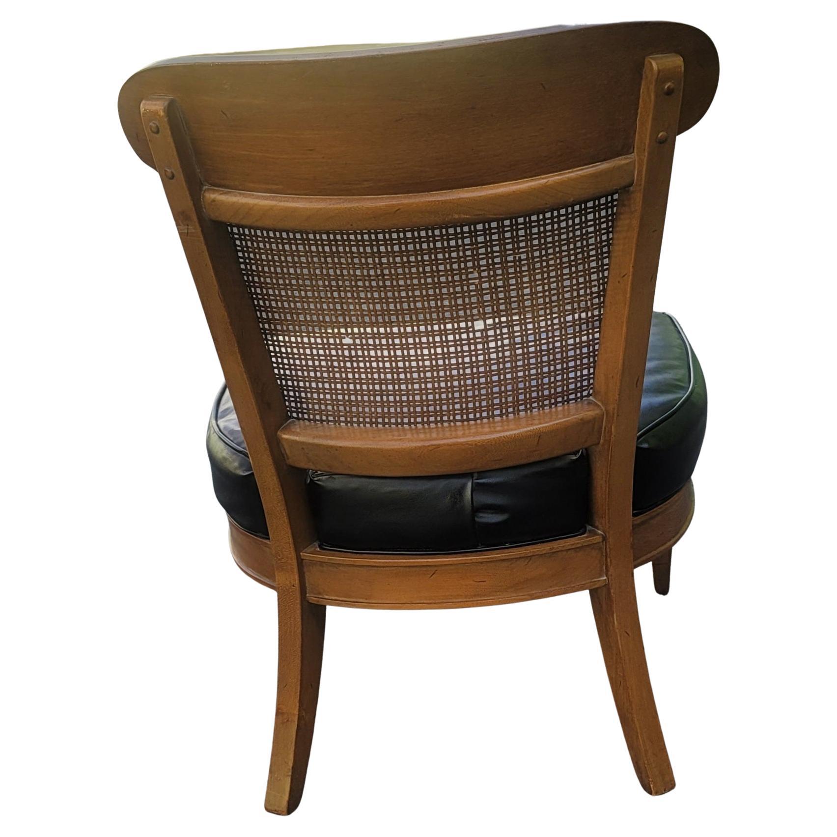 Paire de fauteuils de salon cannés en noyer American of Martinsville des années 1950 en vente 3