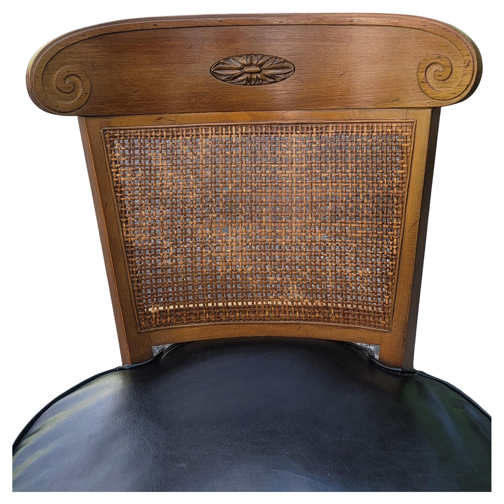 Imitation cuir Paire de fauteuils de salon cannés en noyer American of Martinsville des années 1950 en vente