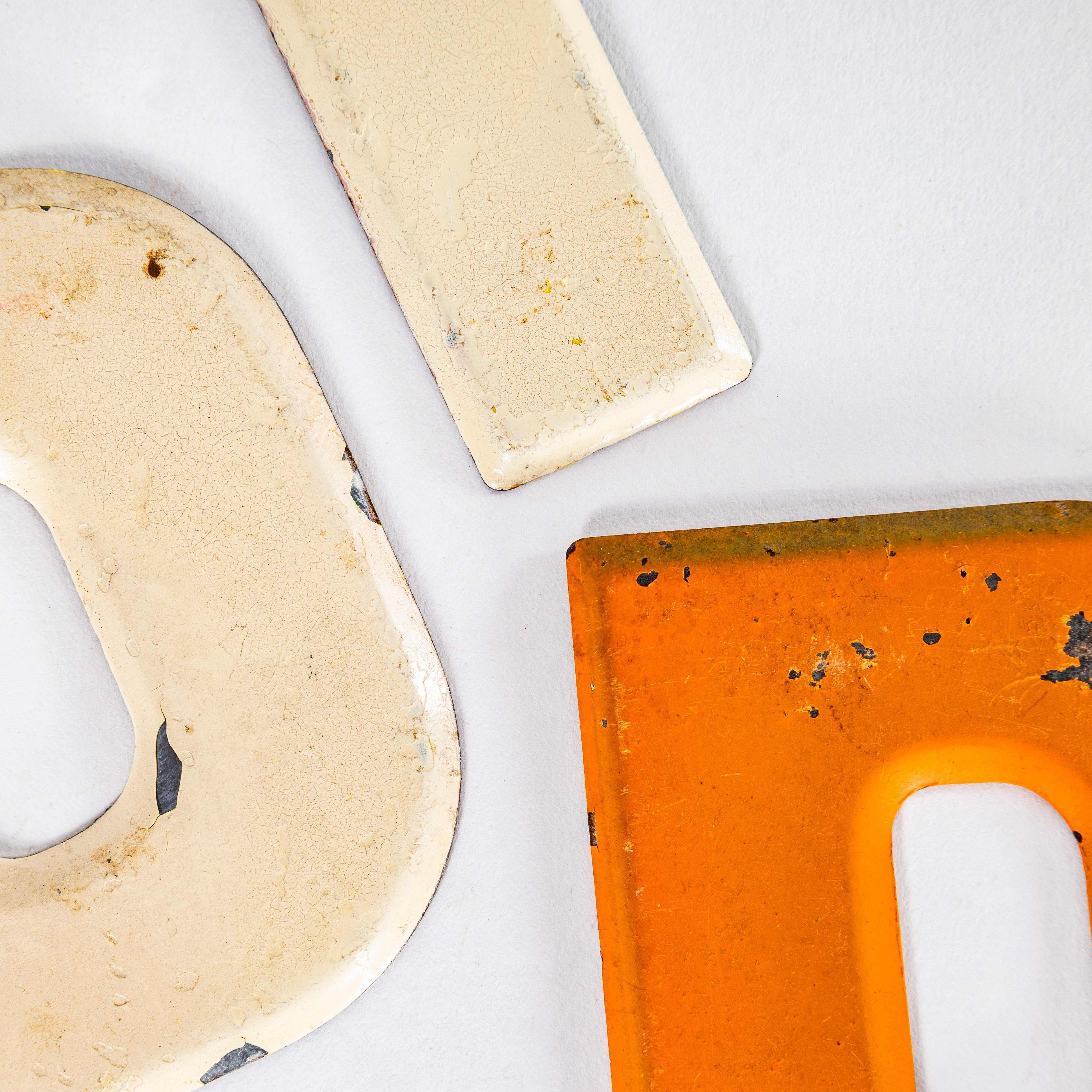 Lettera smaltata di una stazione di servizio vintage degli anni '50 - P In condizioni buone in vendita a Hook, Hampshire