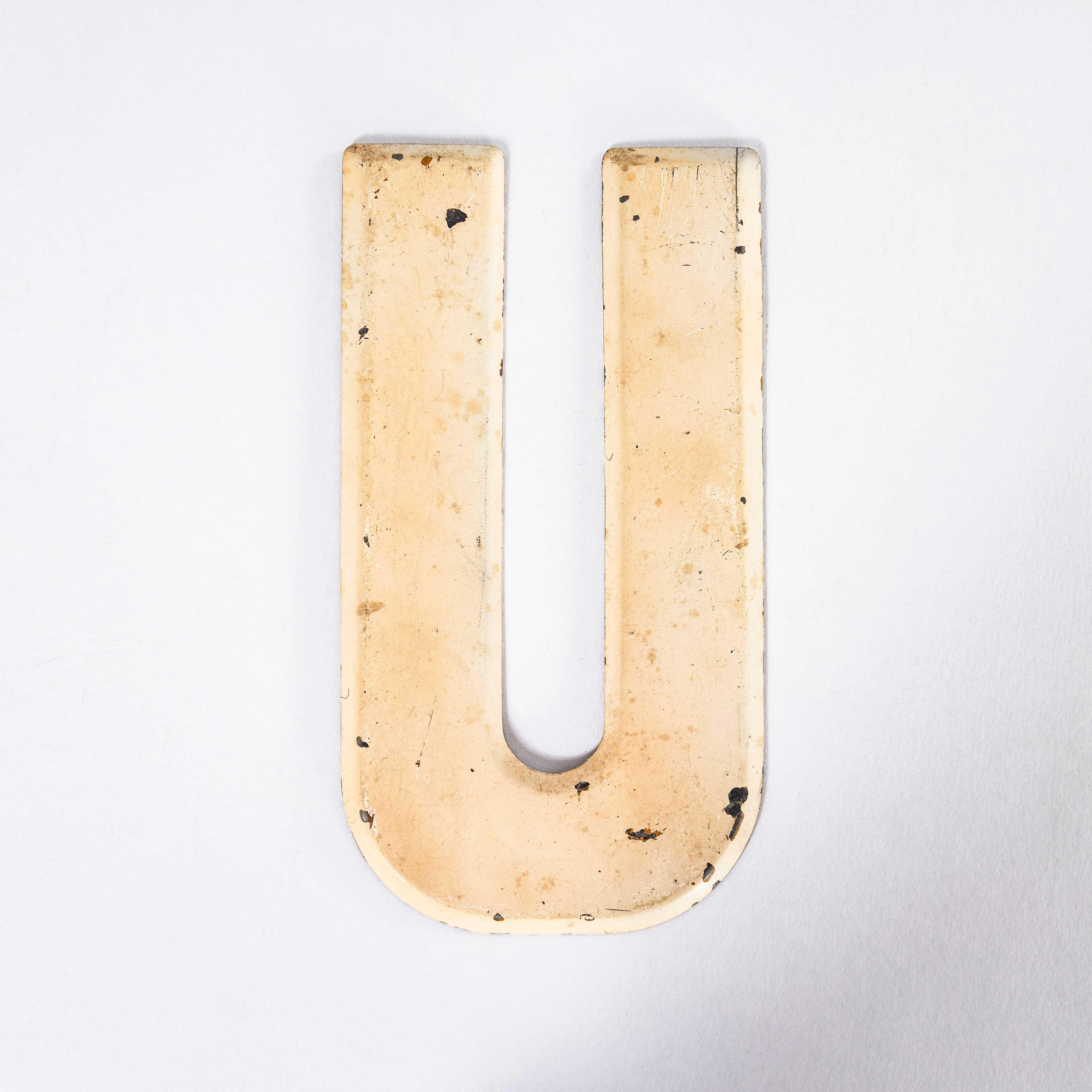Lettera smaltata di una stazione di servizio vintage degli anni '50 - U. Ci siamo procurati queste lettere da una vecchia stazione di servizio in America, che si pensa risalga agli anni '50 e '60. Abbiamo una serie di colori/condizioni per ogni