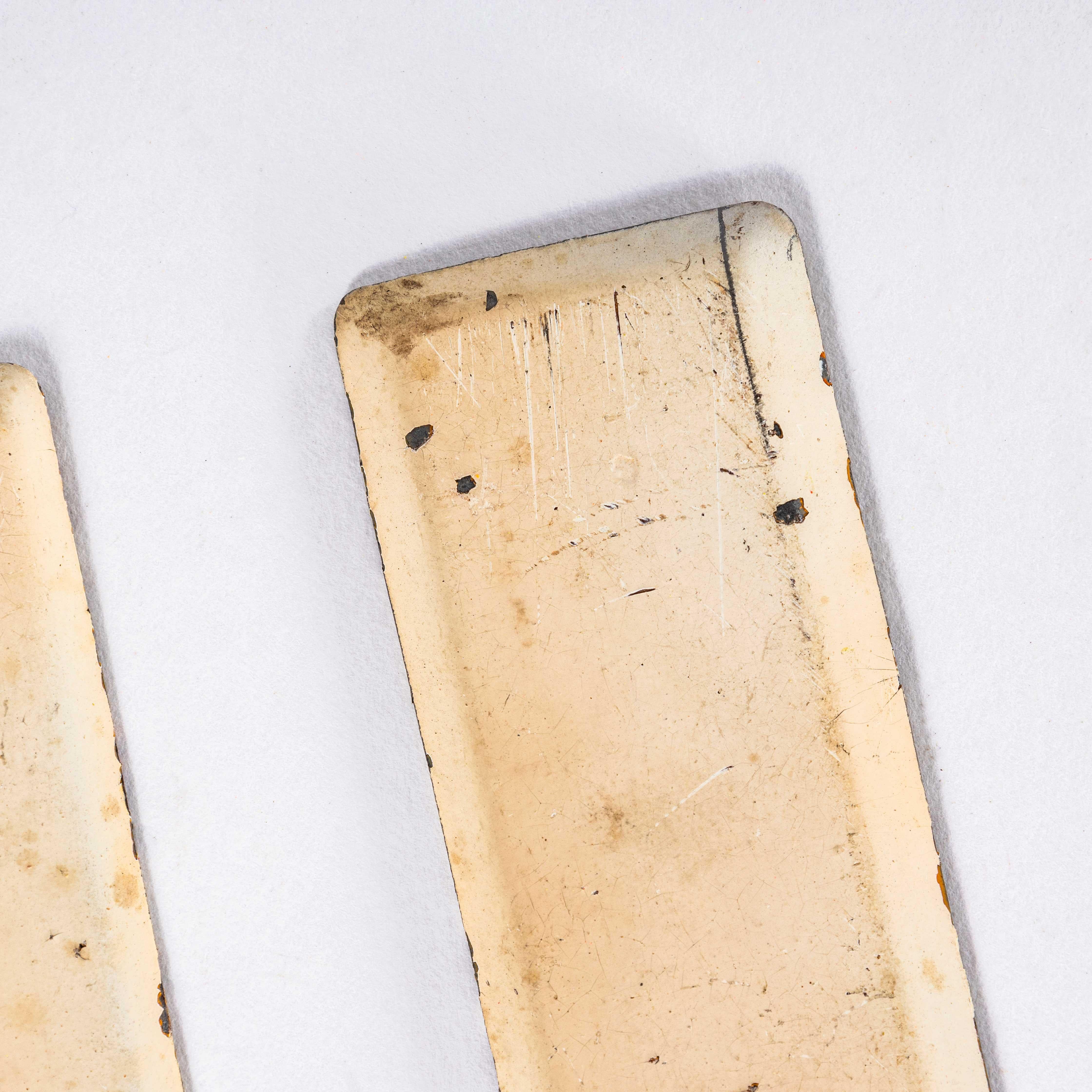 Lettera smaltata di una stazione di servizio vintage degli anni '50 - U In condizioni buone in vendita a Hook, Hampshire
