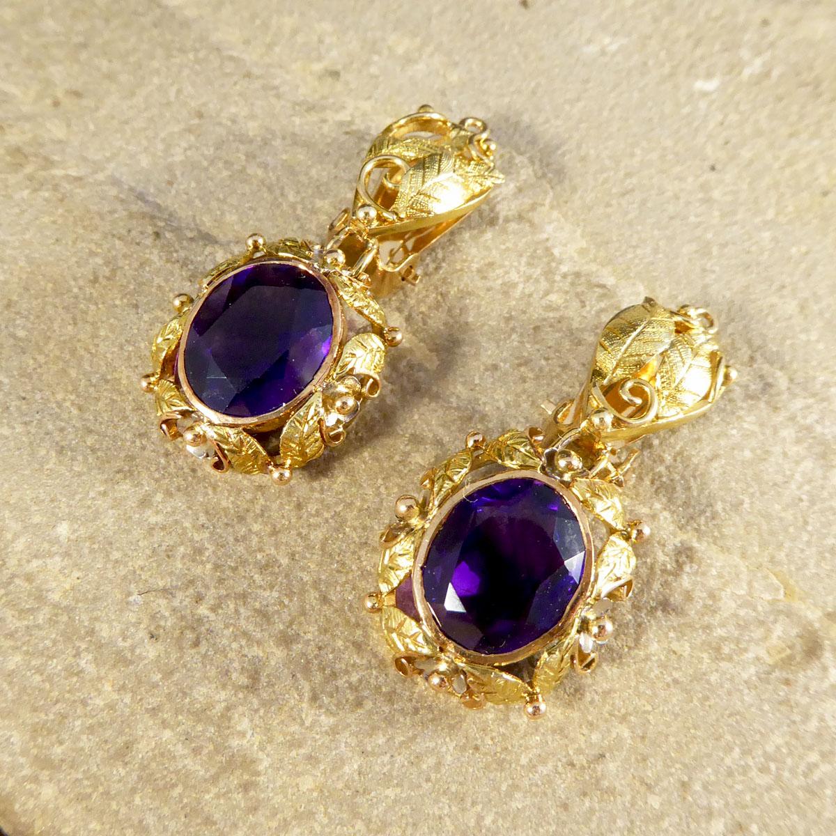 Such a gorgeous pair of vintage clip back earrings that has been crafted in the 1950's in great condition. They feature a beautiful big and vibrant Amethyst gemstone in the centre of each earring. The drop itself has a filigree pattern surround to